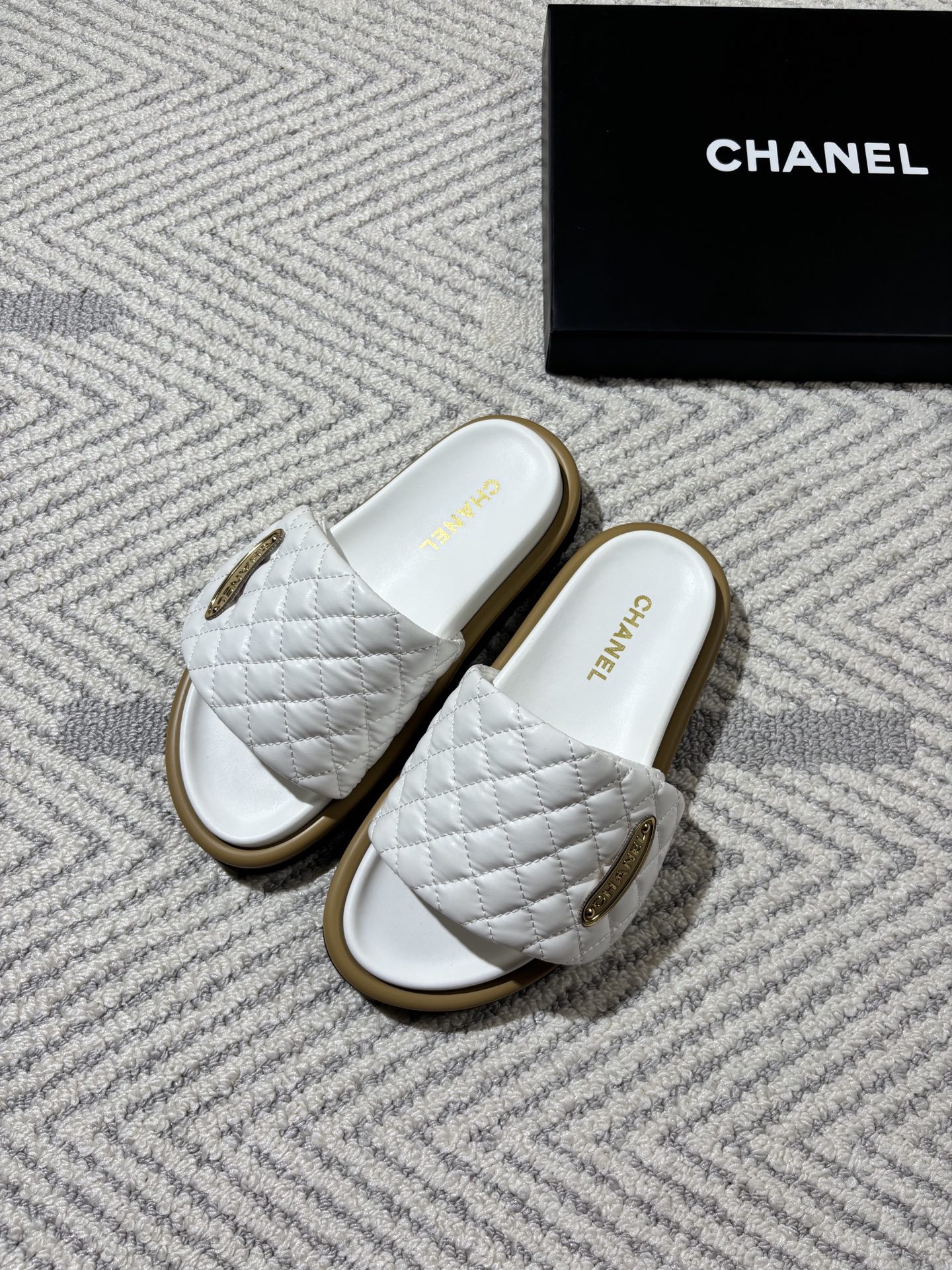 Diamond-patterned flat women's slippers