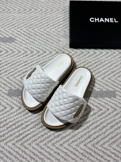 Diamond-patterned flat women's slippers