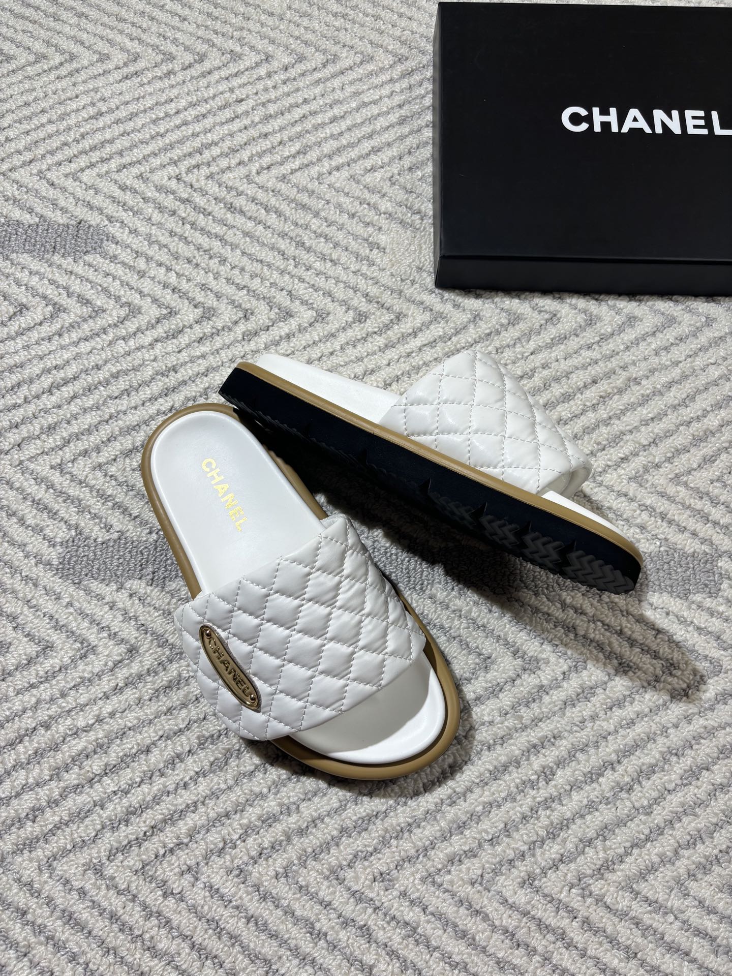 Diamond-patterned flat women's slippers