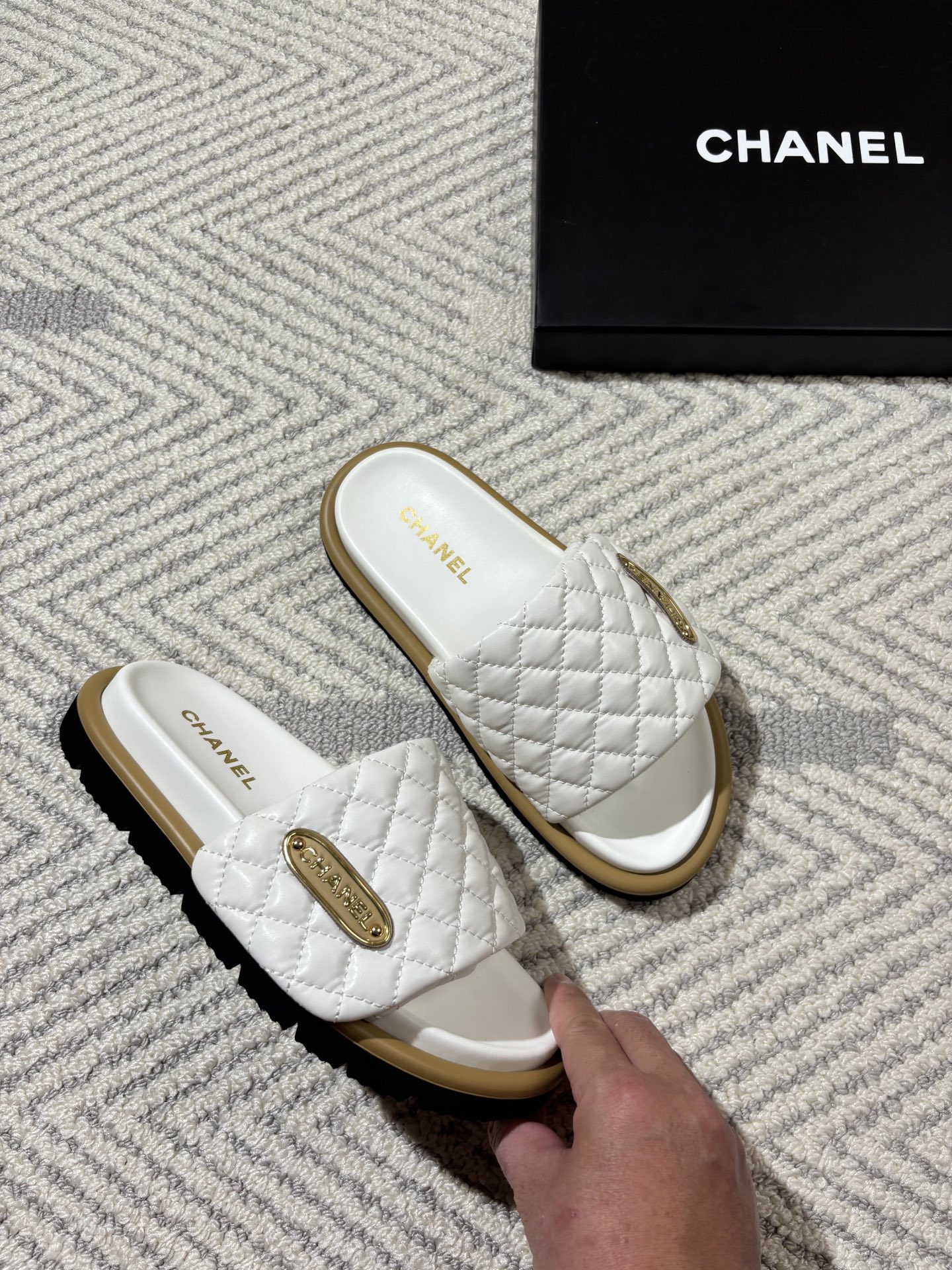 Diamond-patterned flat women's slippers