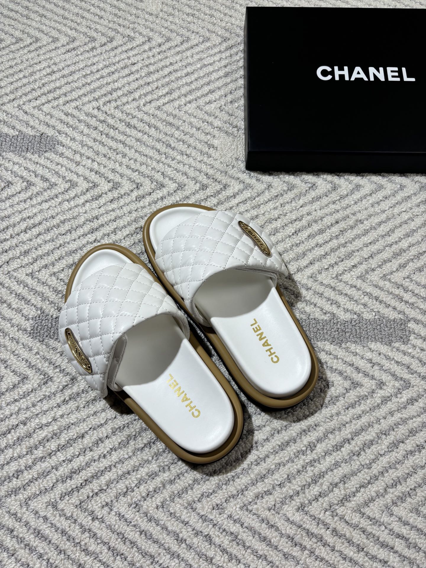 Diamond-patterned flat women's slippers