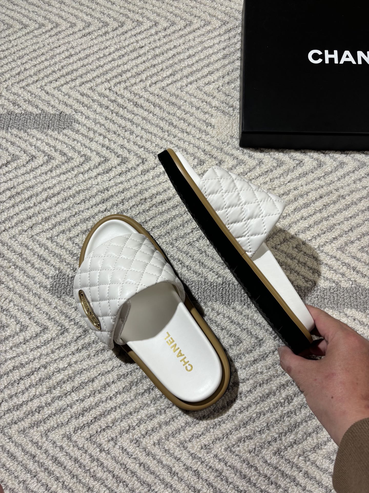 Diamond-patterned flat women's slippers