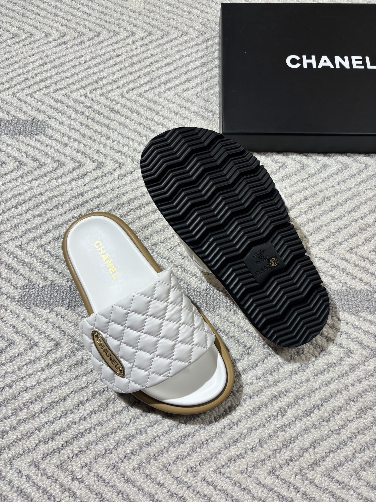 Diamond-patterned flat women's slippers