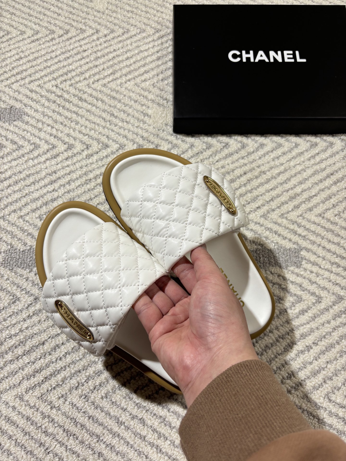 Diamond-patterned flat women's slippers