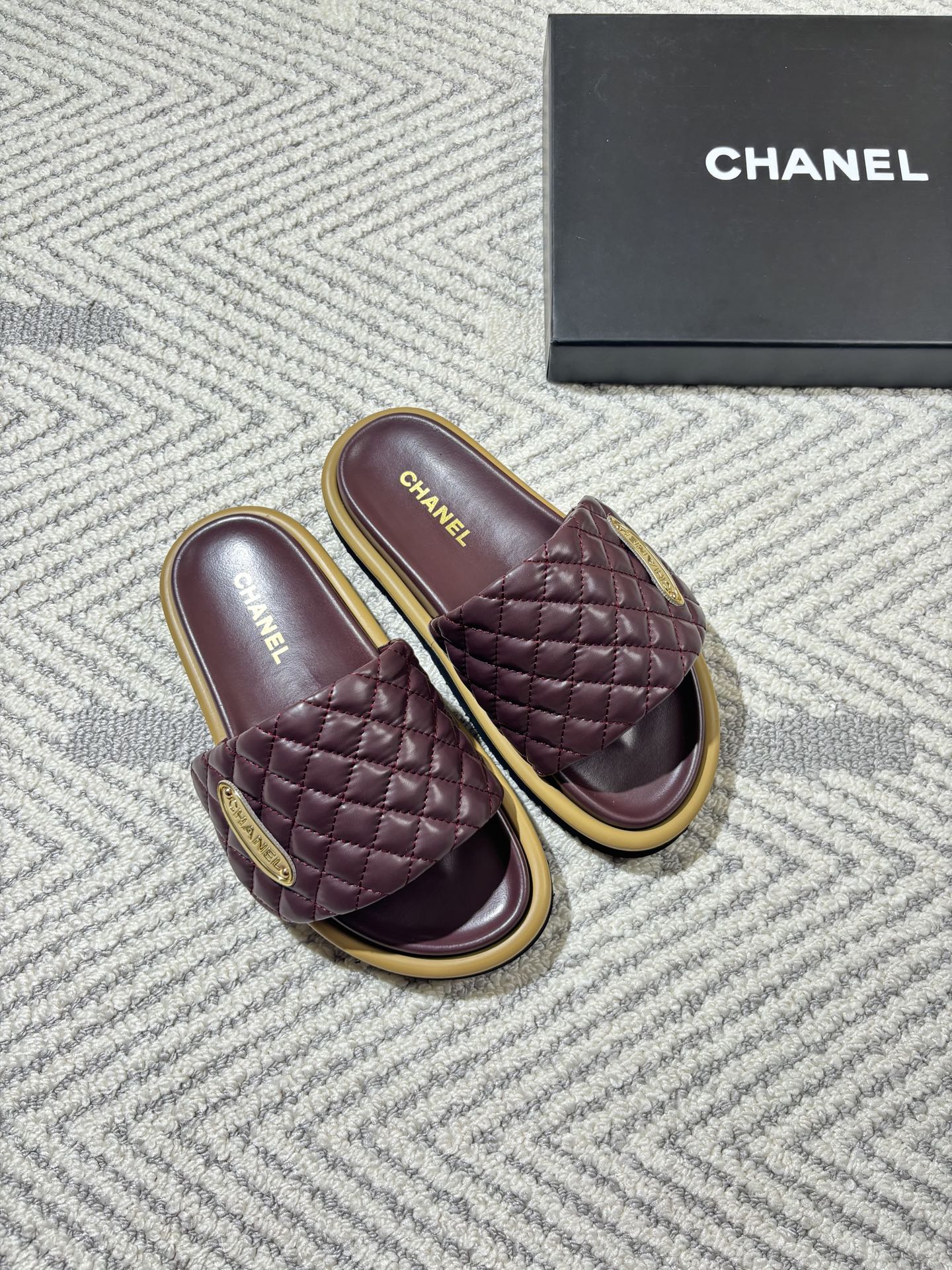 Diamond-patterned flat women's slippers