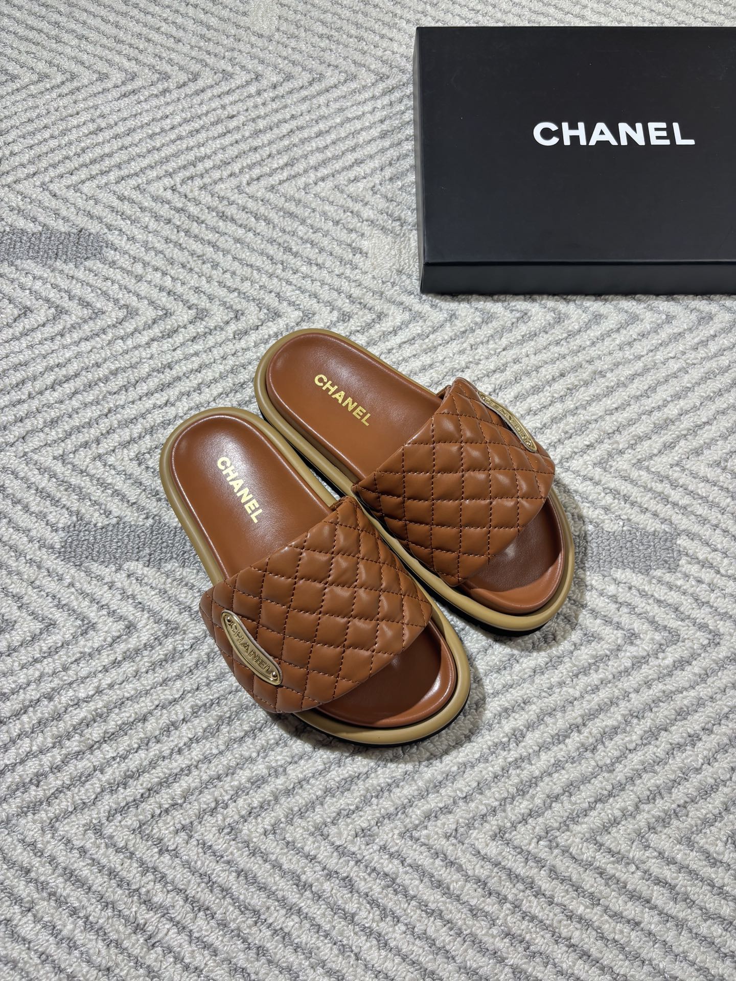 Diamond-patterned flat women's slippers