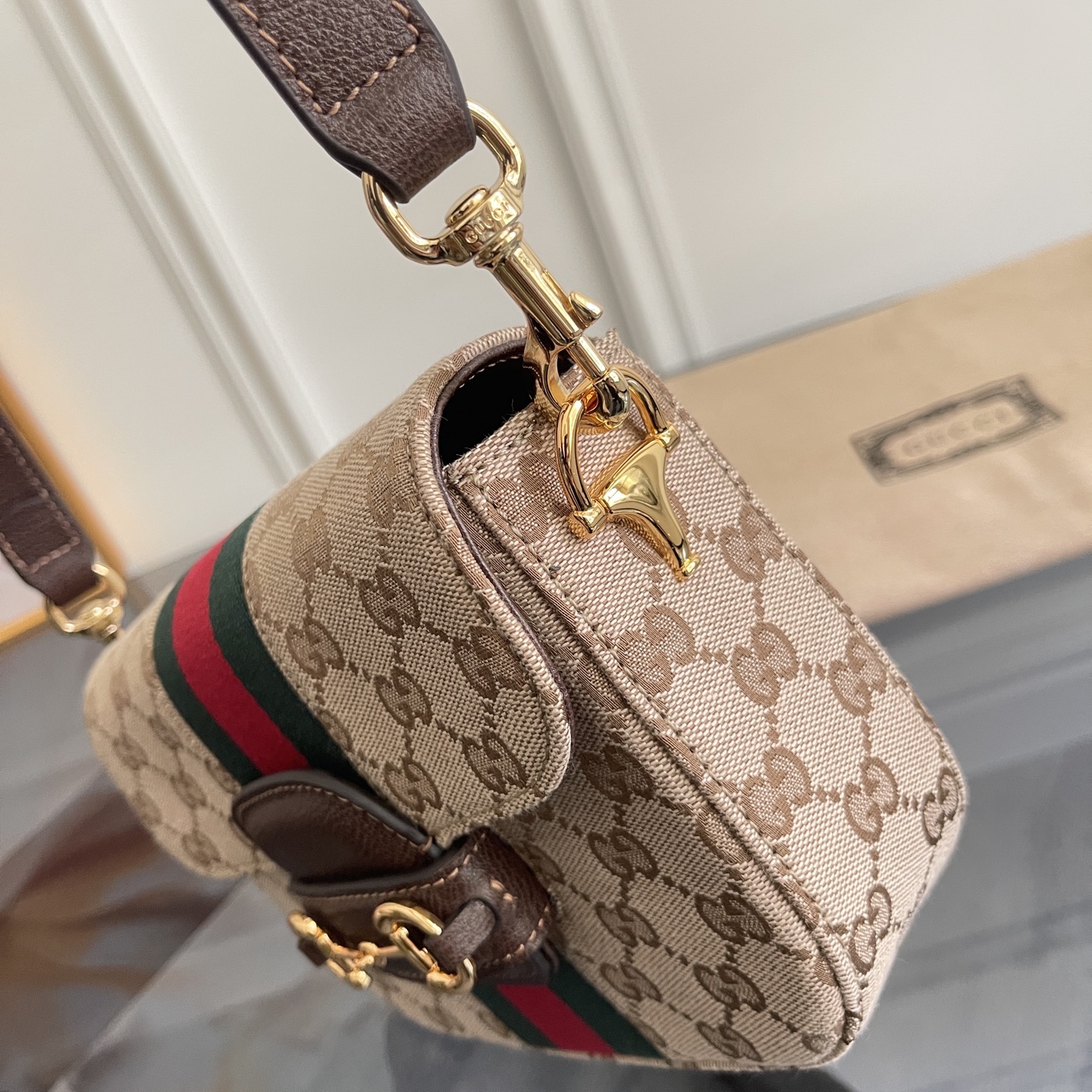 Handbag style number 866762  21*14.5*5.5 cm.