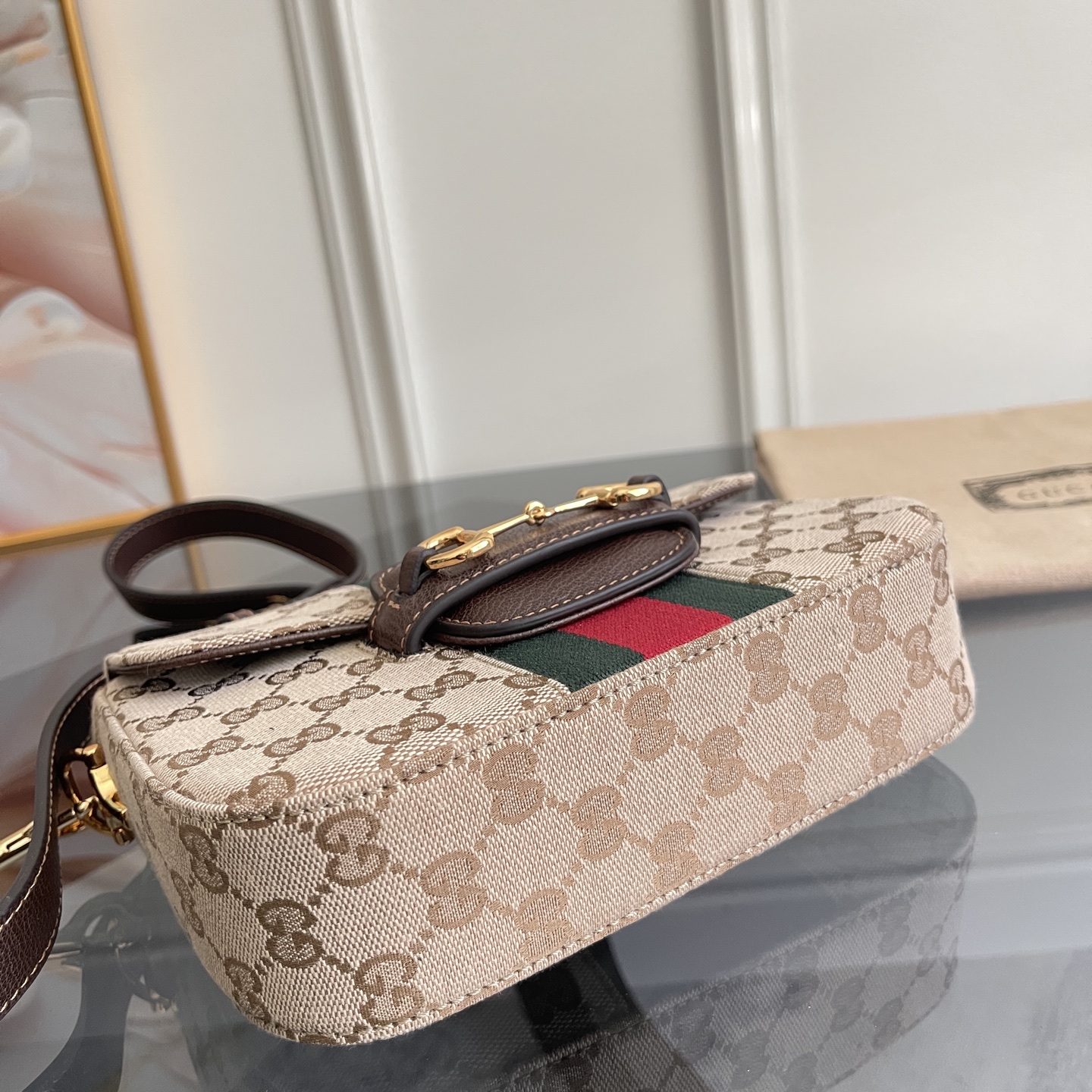 Handbag style number 866762  21*14.5*5.5 cm.