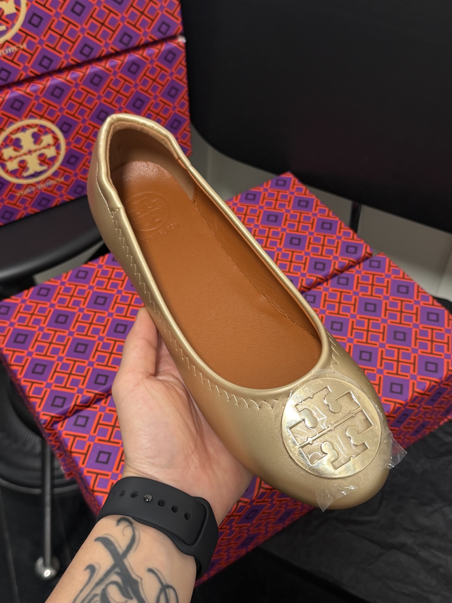 Round-toe egg roll shoes