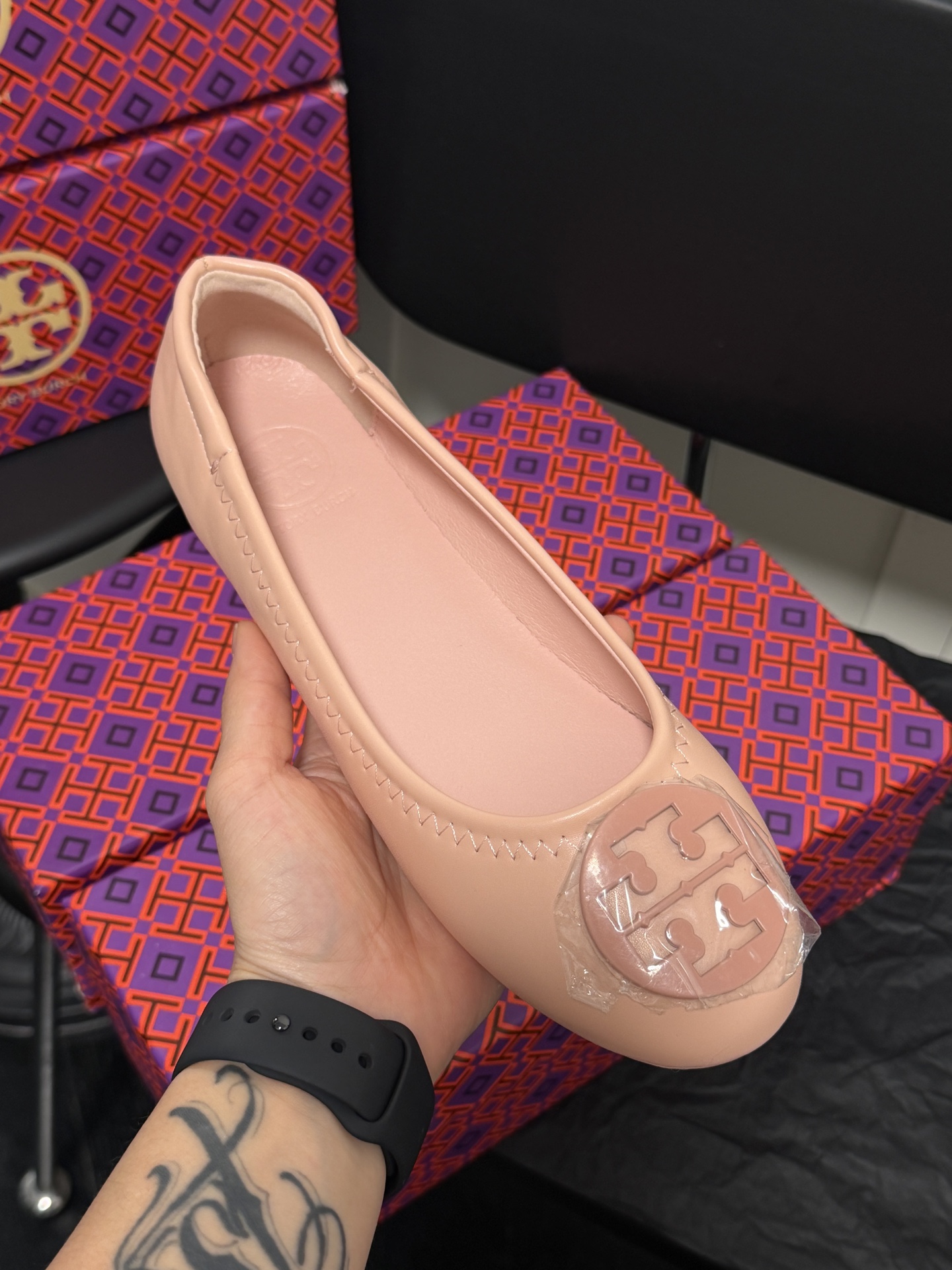 Round-toe egg roll shoes