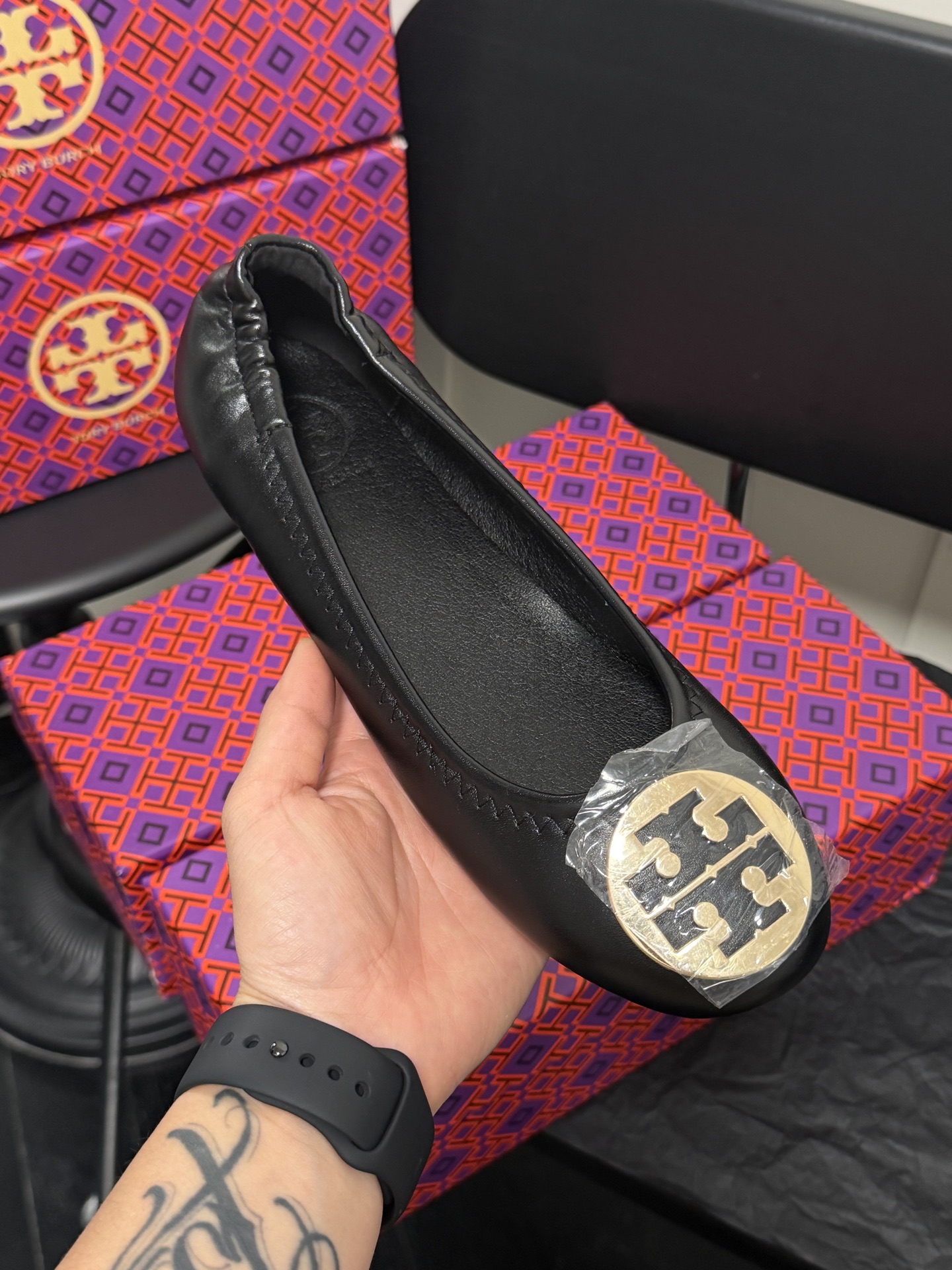 Round-toe egg roll shoes