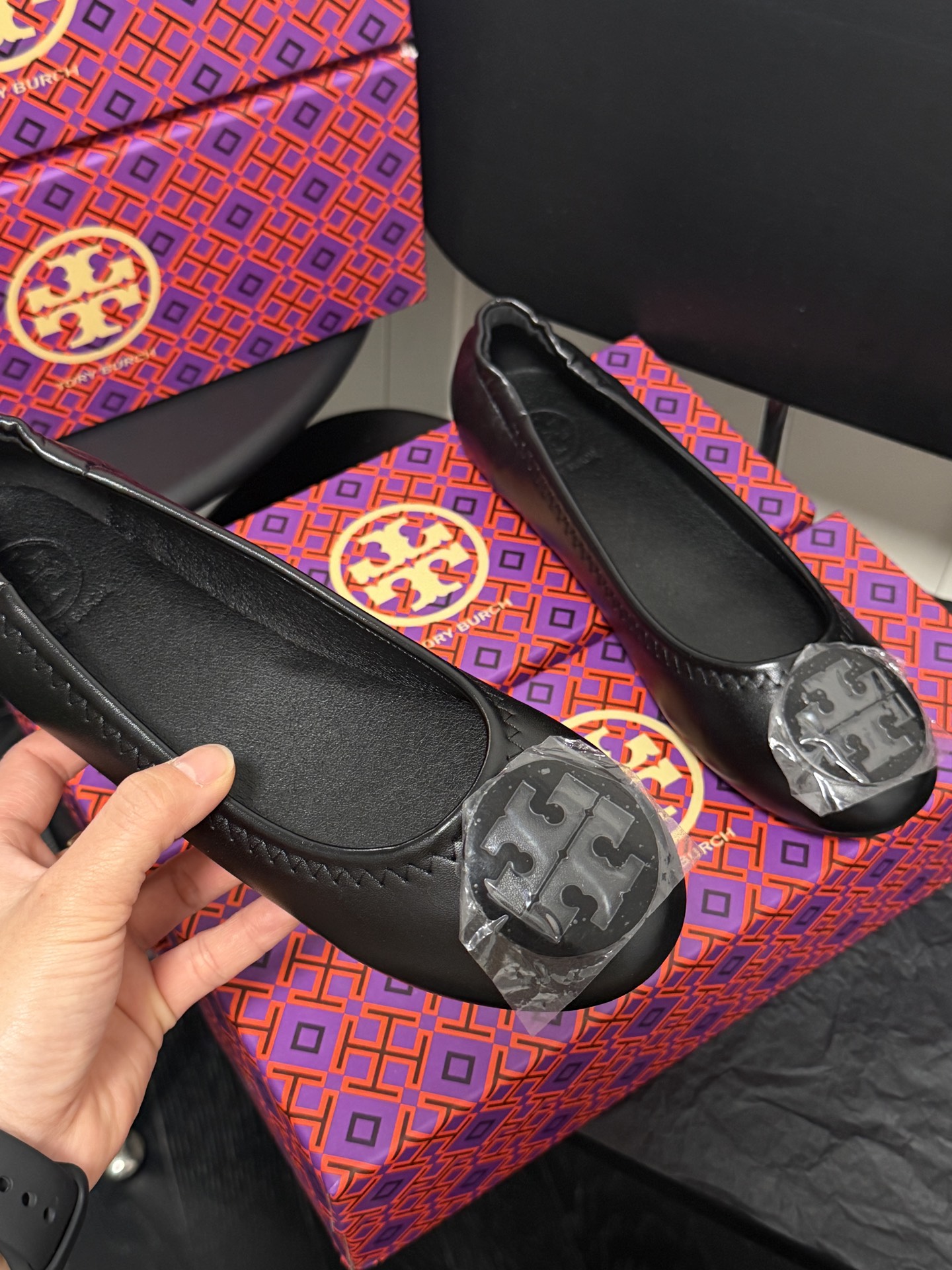 Round-toe egg roll shoes