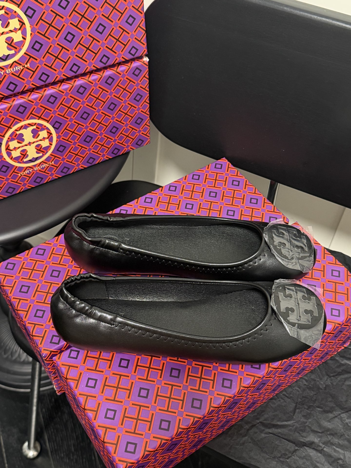 Round-toe egg roll shoes