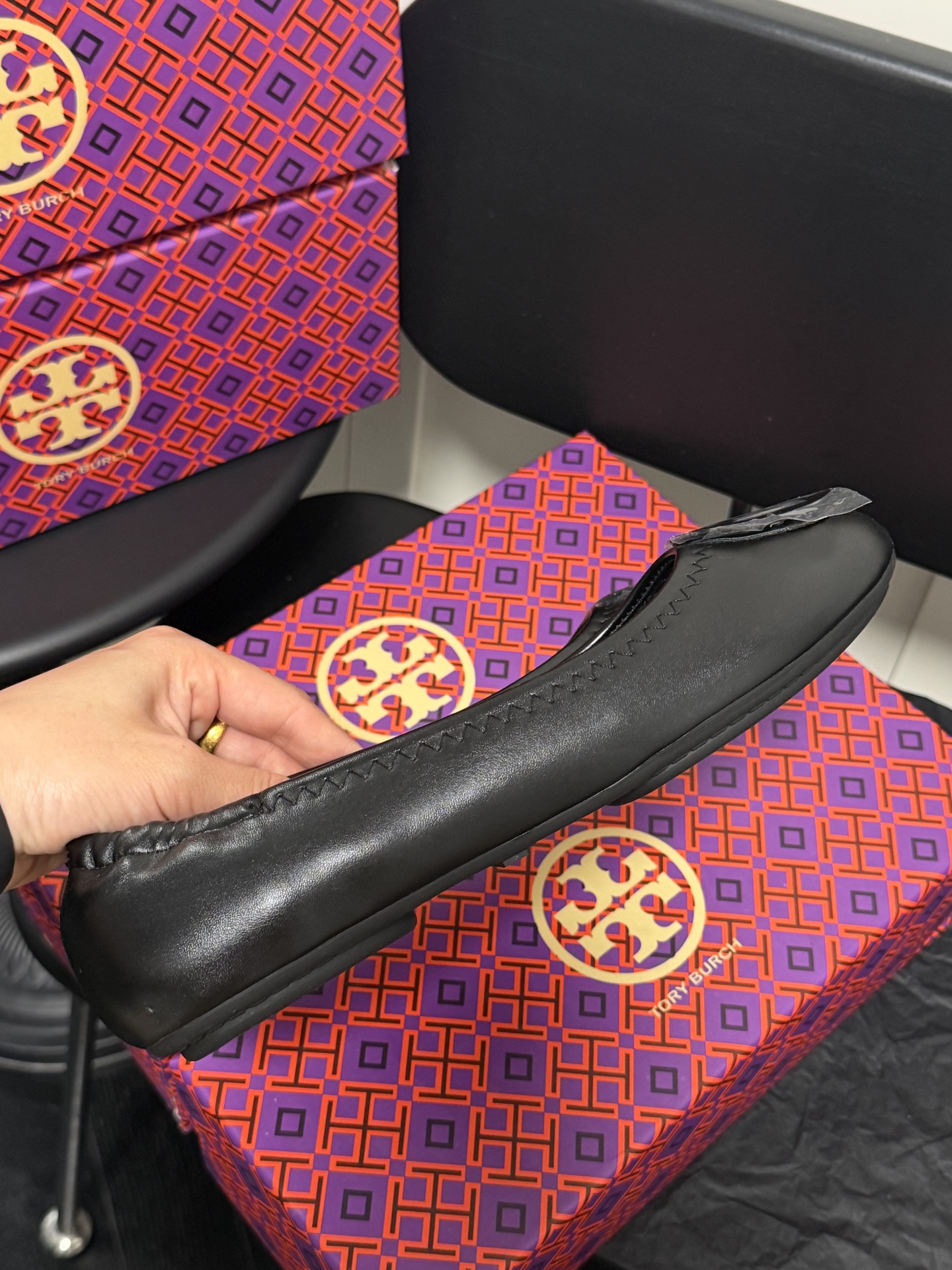 Round-toe egg roll shoes