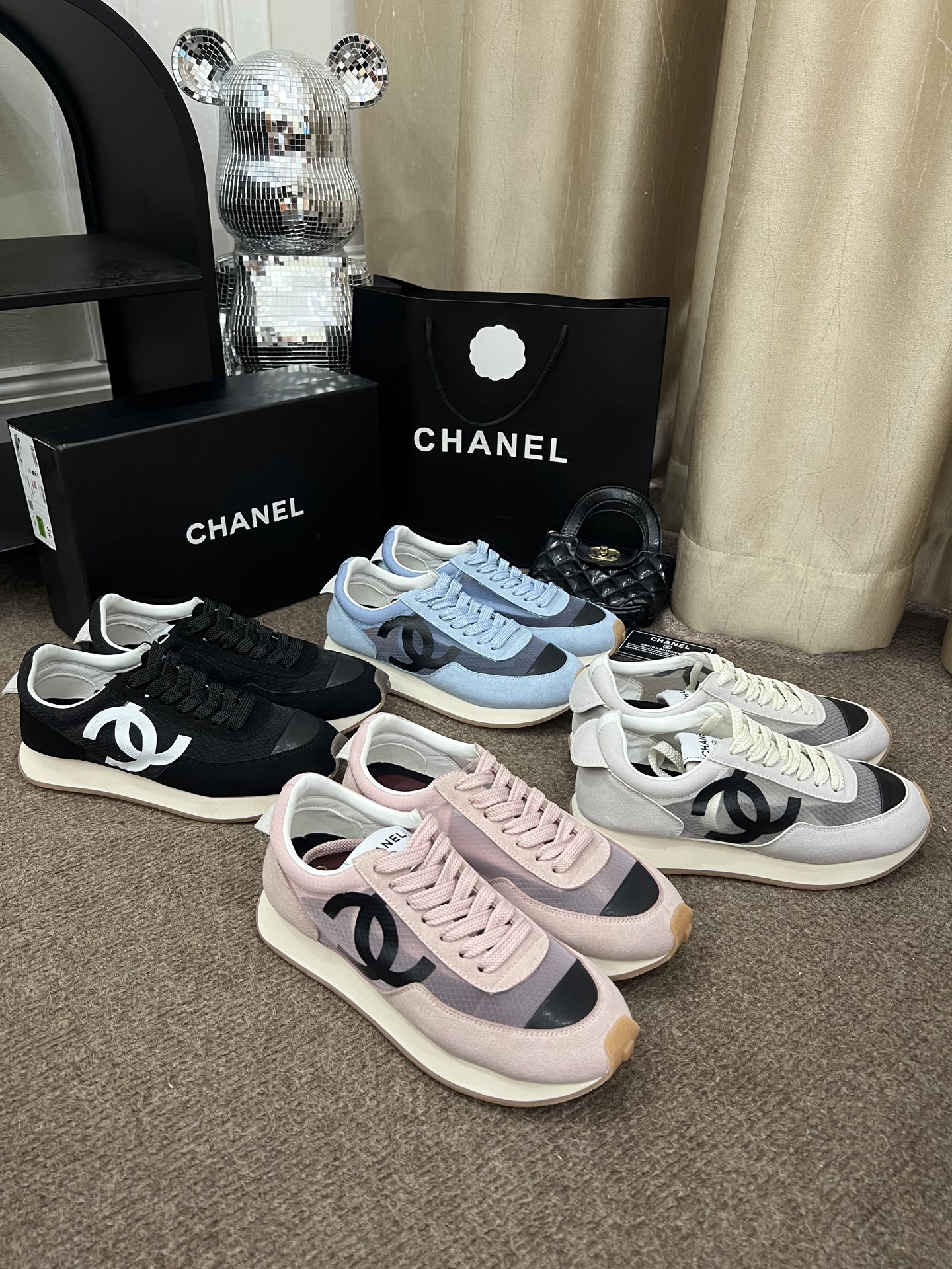 Casual athletic shoes with satin and suede uppers 35-40