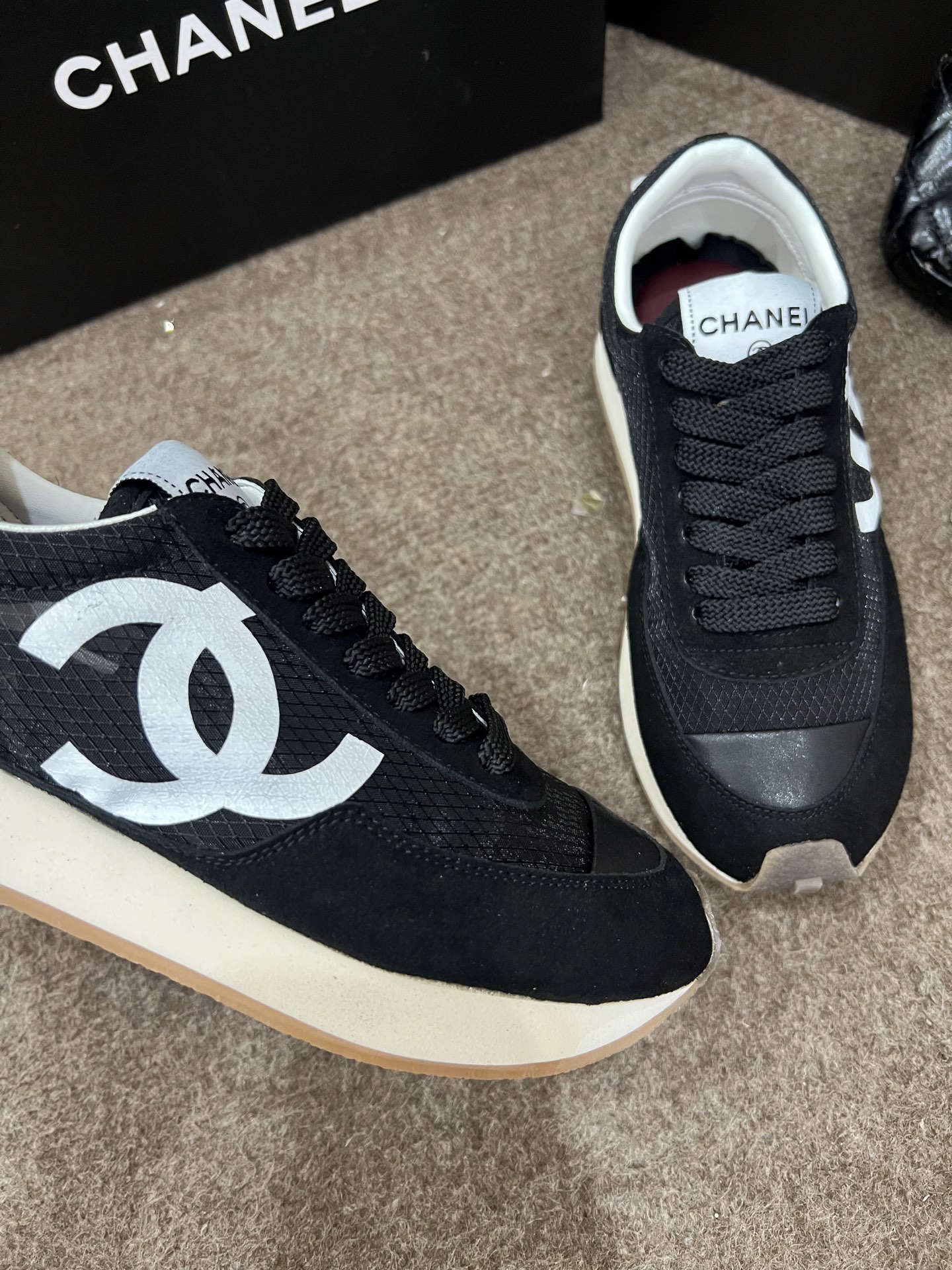 Casual athletic shoes with satin and suede uppers 35-40