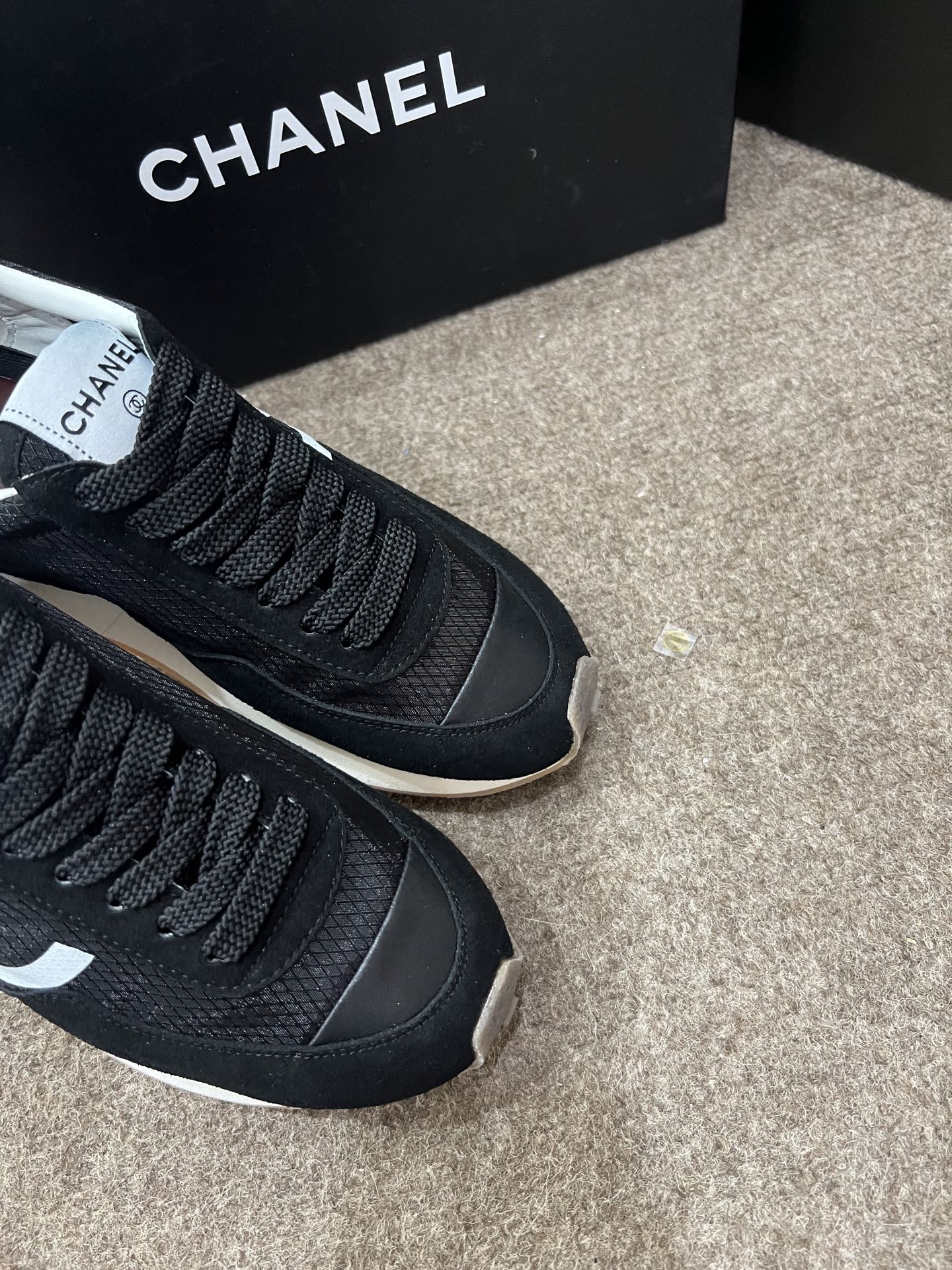 Casual athletic shoes with satin and suede uppers 35-40