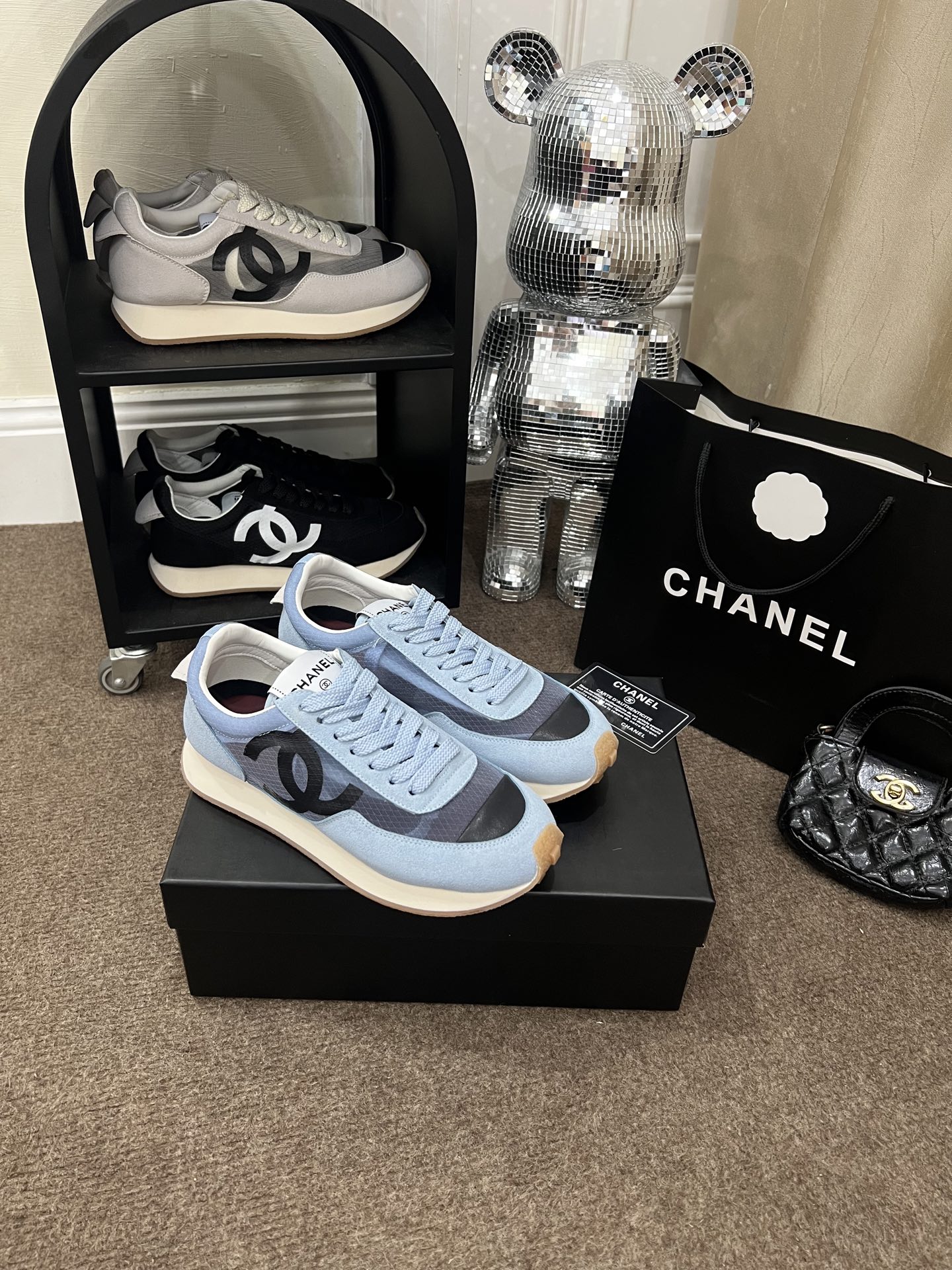 Casual athletic shoes with satin and suede uppers 35-40