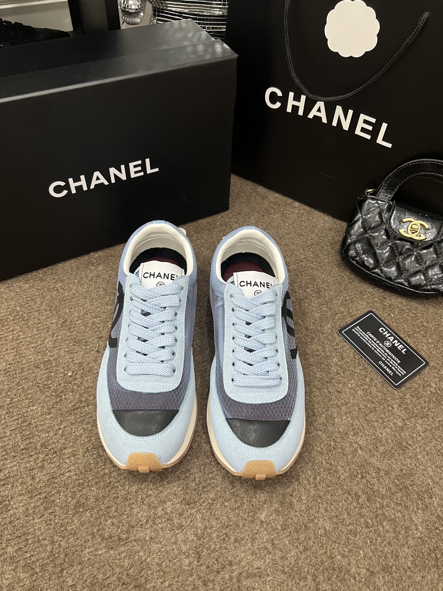 Casual athletic shoes with satin and suede uppers 35-40