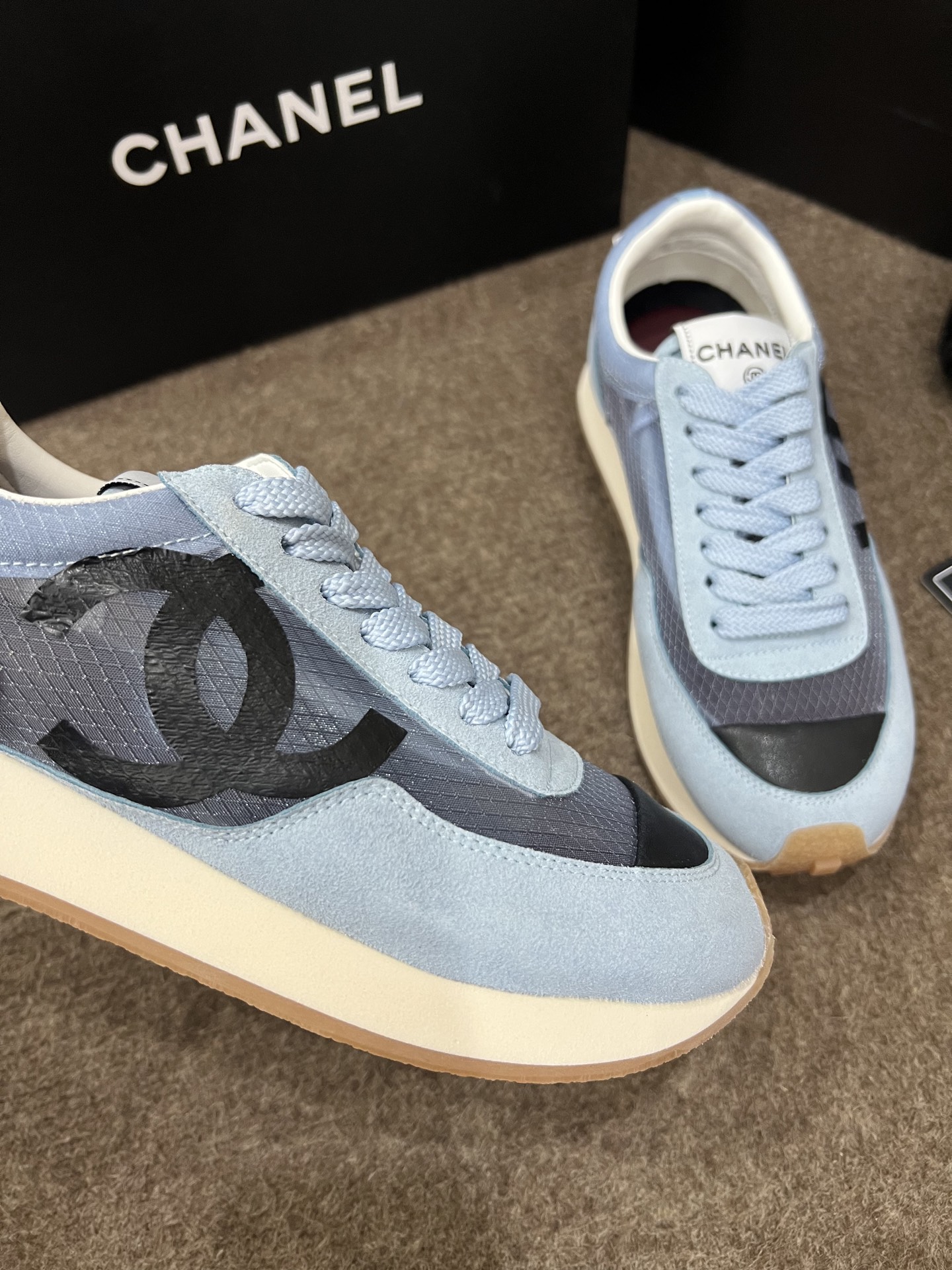 Casual athletic shoes with satin and suede uppers 35-40
