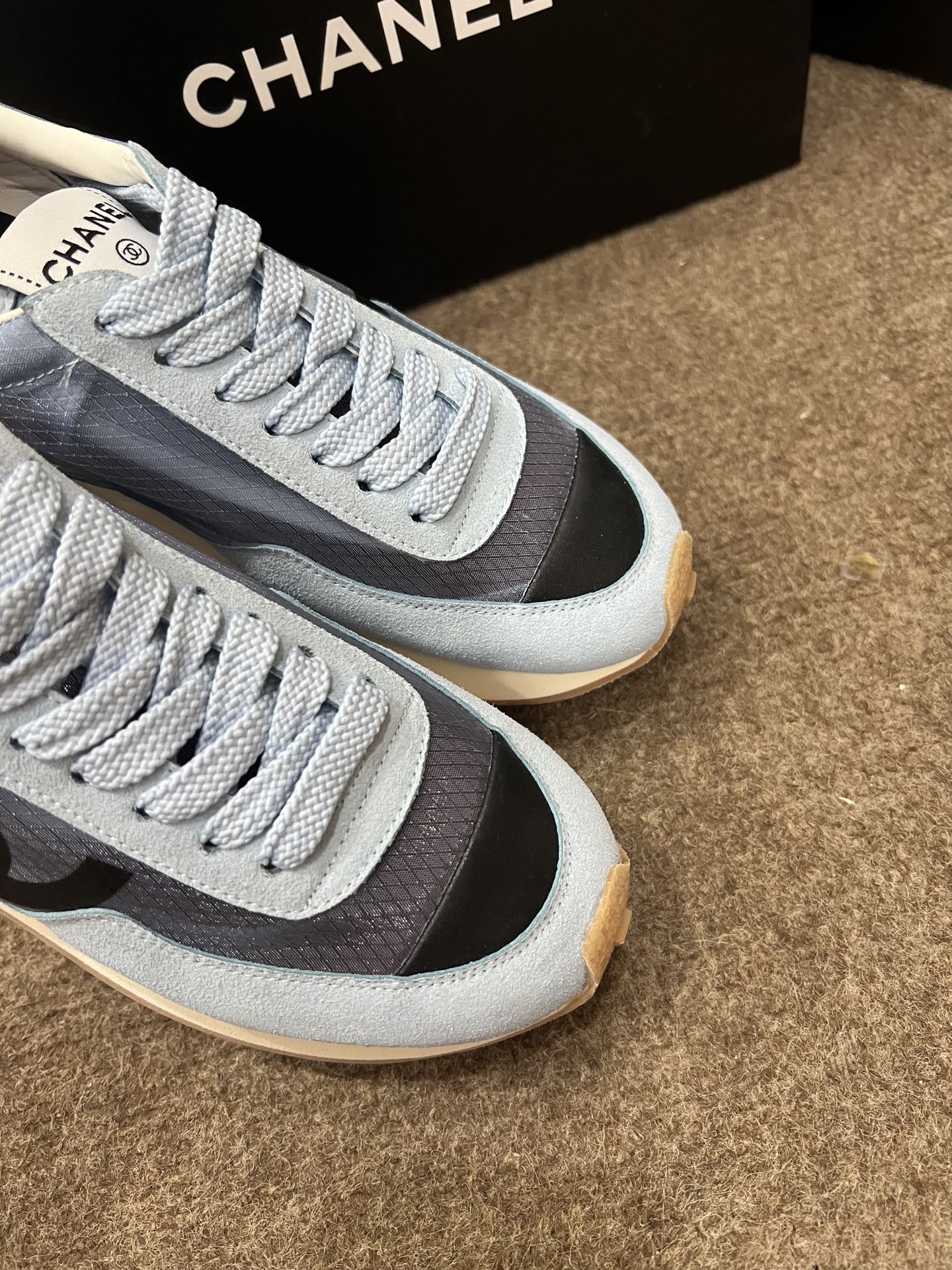 Casual athletic shoes with satin and suede uppers 35-40