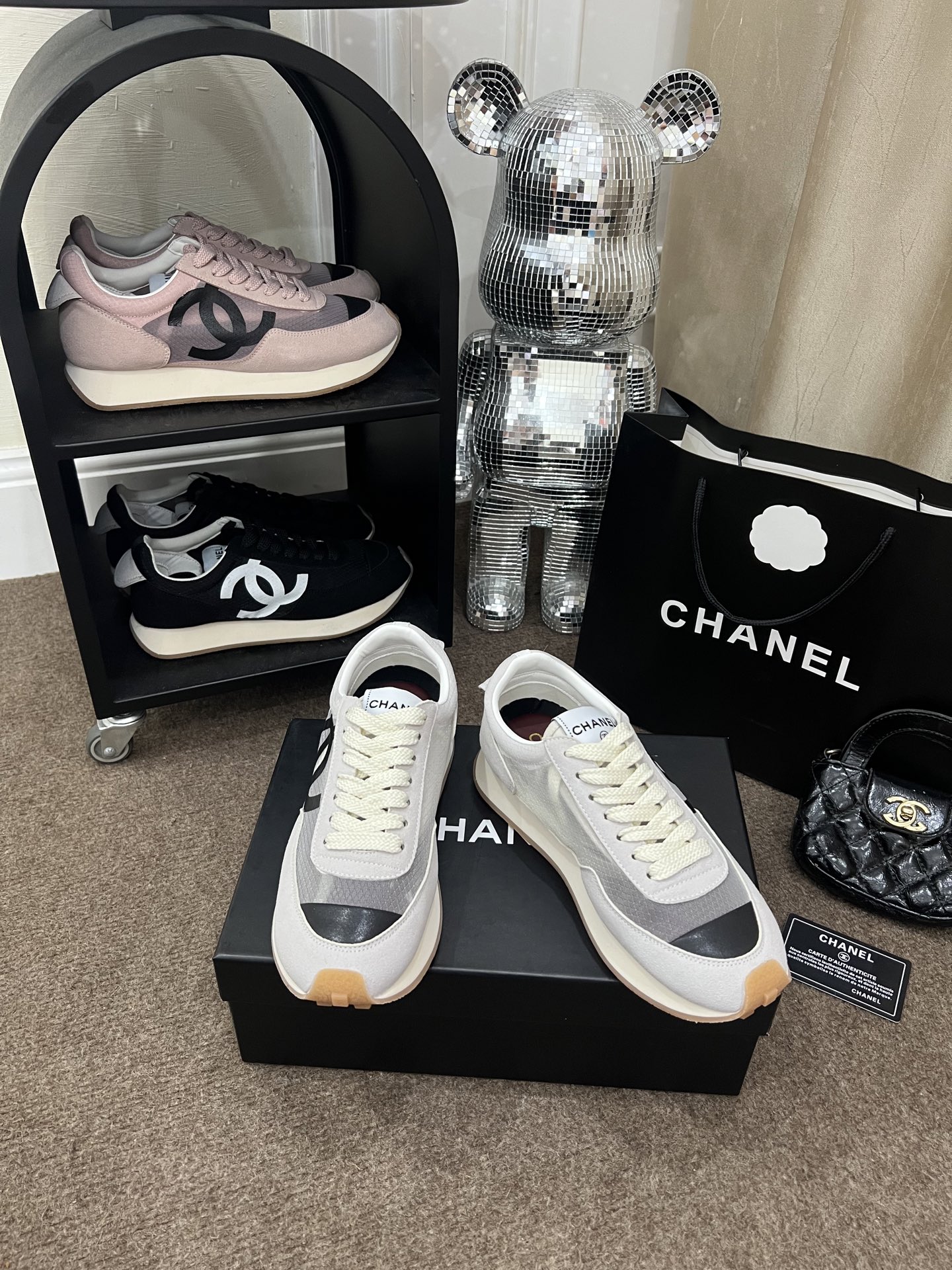 Casual athletic shoes with satin and suede uppers 35-40