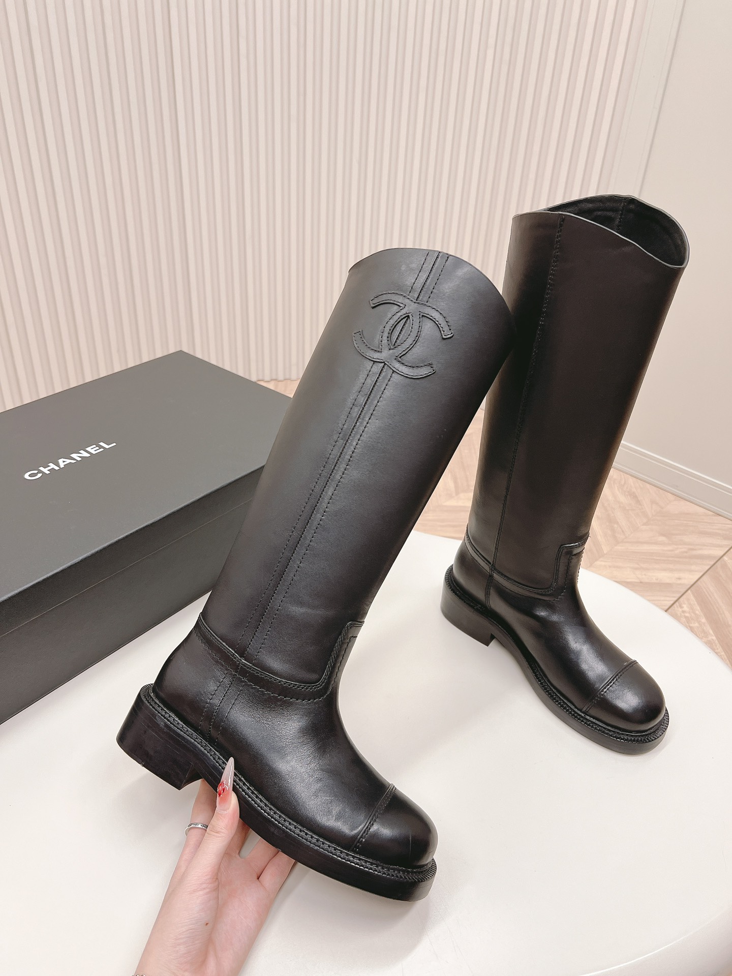 Tall boots, combat boots, and straight-leg boots 35-40