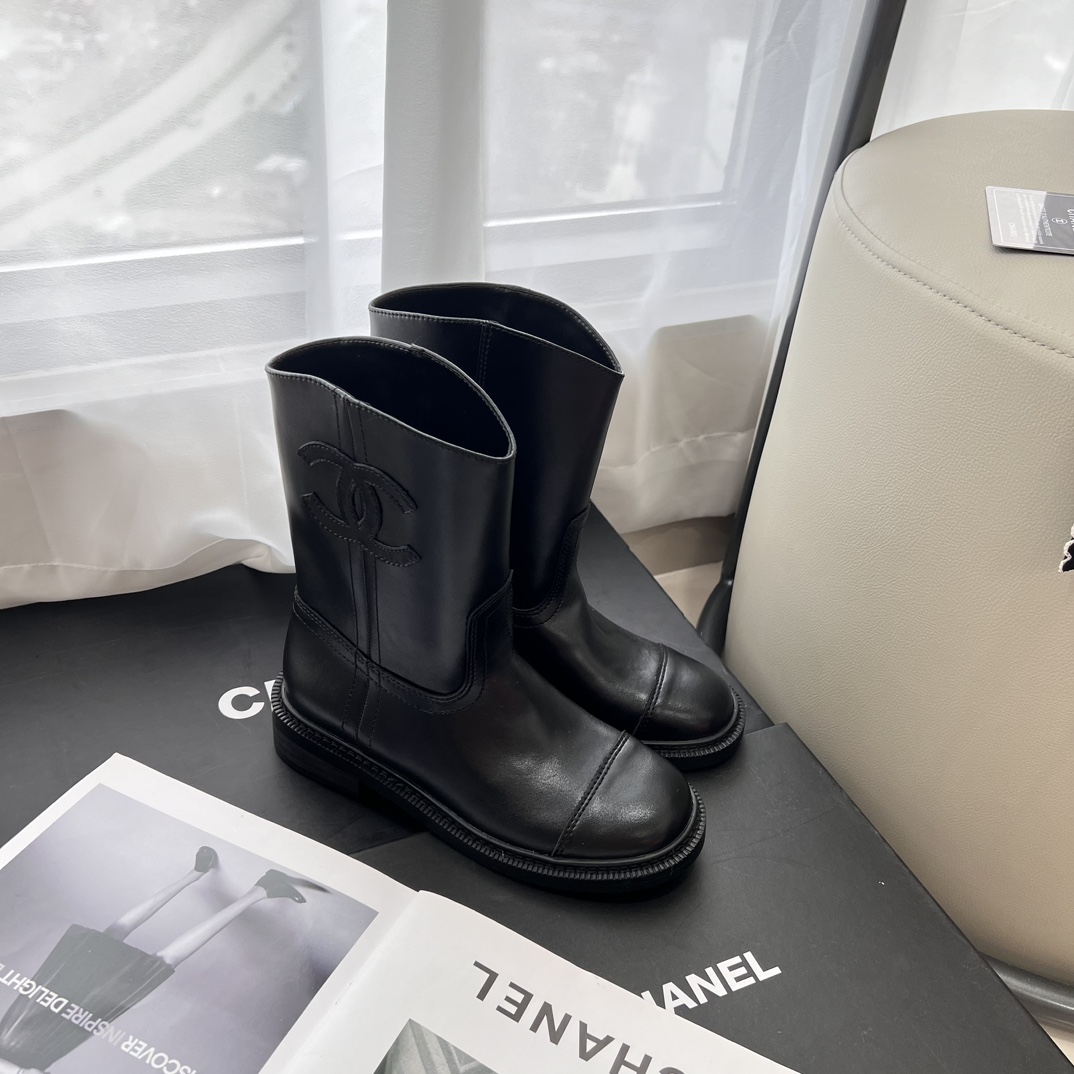 Ankle boots, combat boots, and straight-leg boots 35-40
