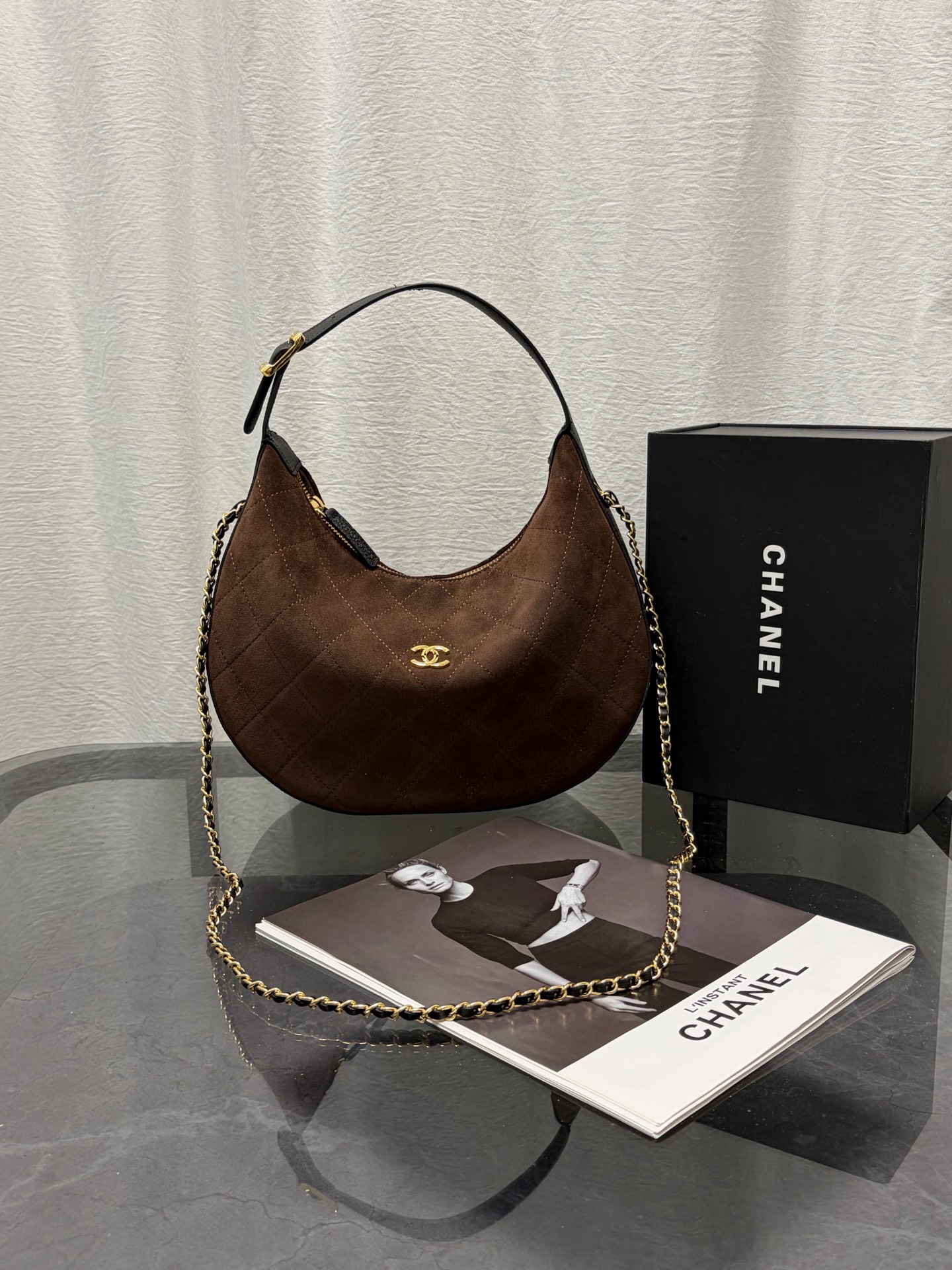 Crescent-shaped underarm bag 29 × 18 × 8 cm