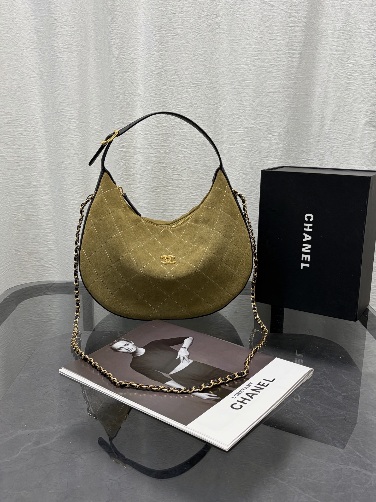 Crescent-shaped underarm bag 29 × 18 × 8 cm