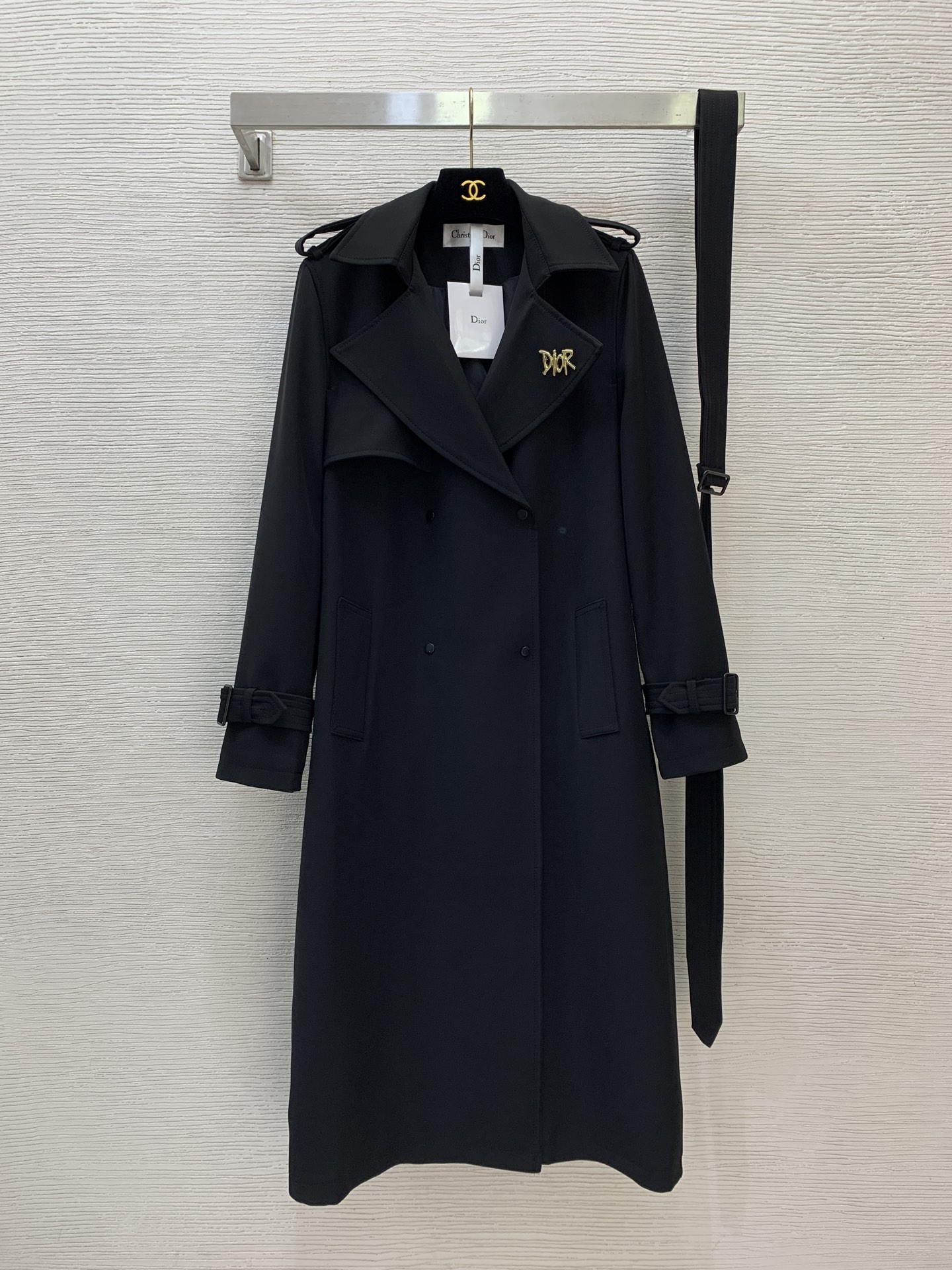 Long-sleeved trench coat with wide lapels (includes brooch)