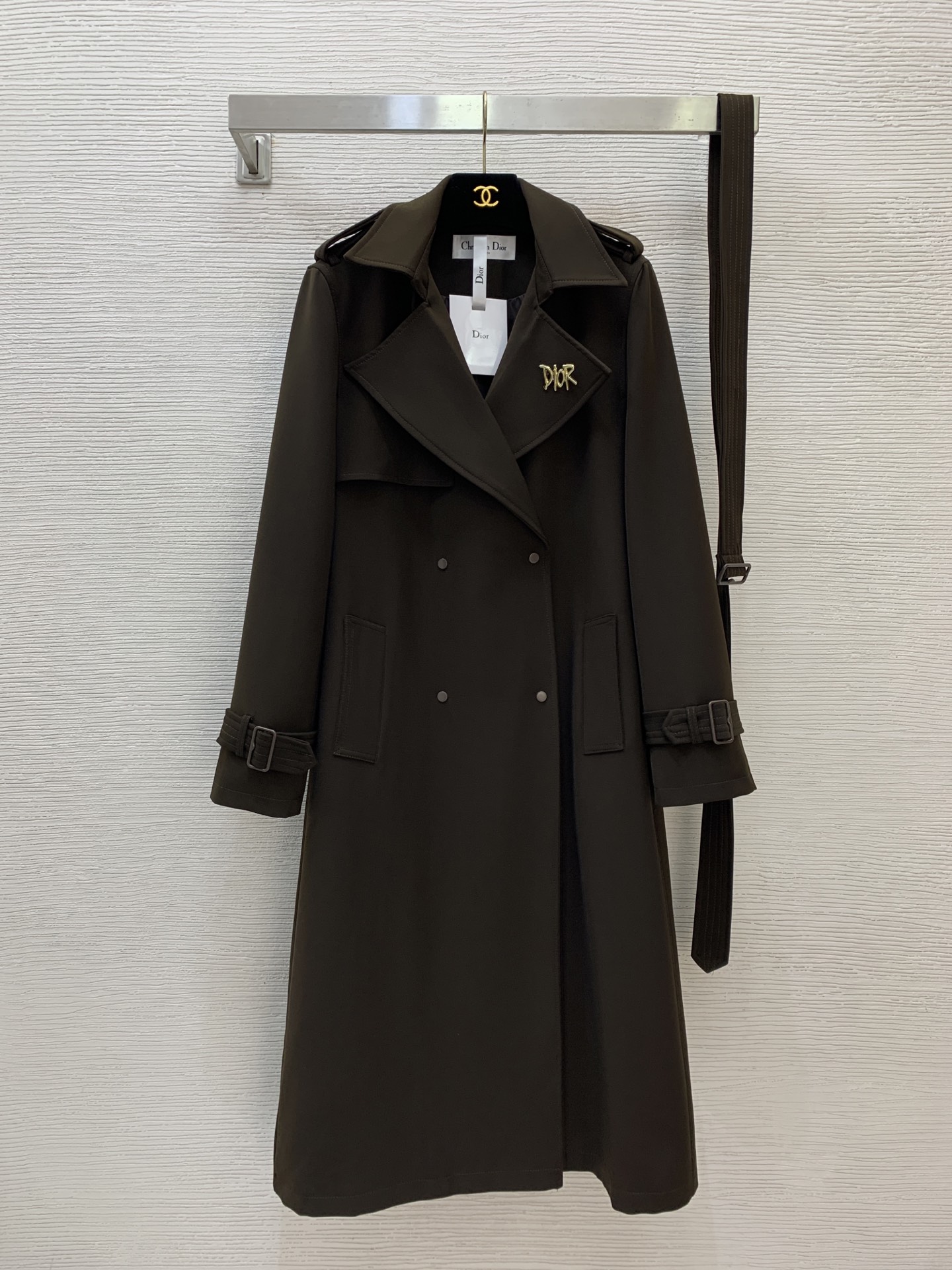 Long-sleeved trench coat with wide lapels (includes brooch)