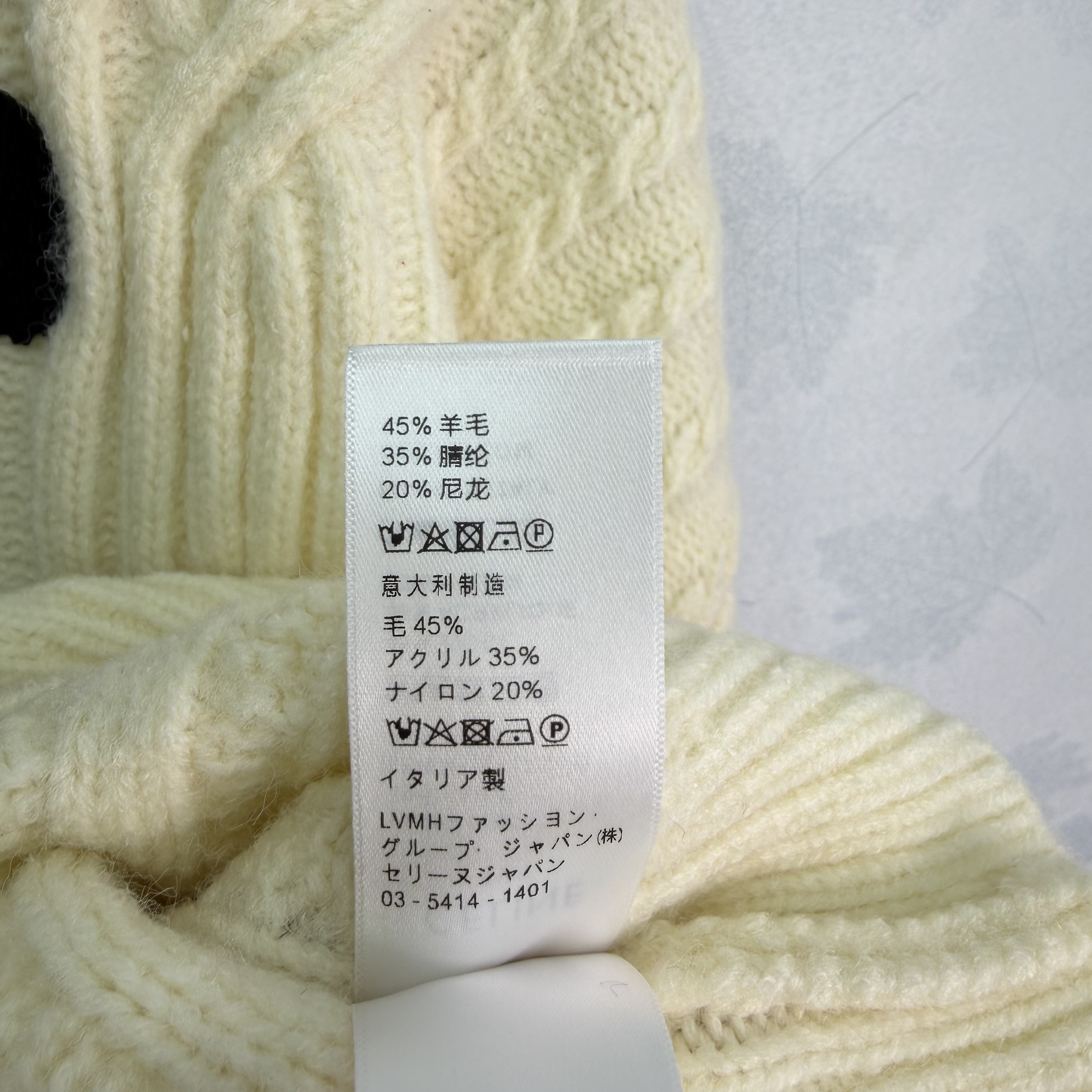 Long-sleeved pullover sweater