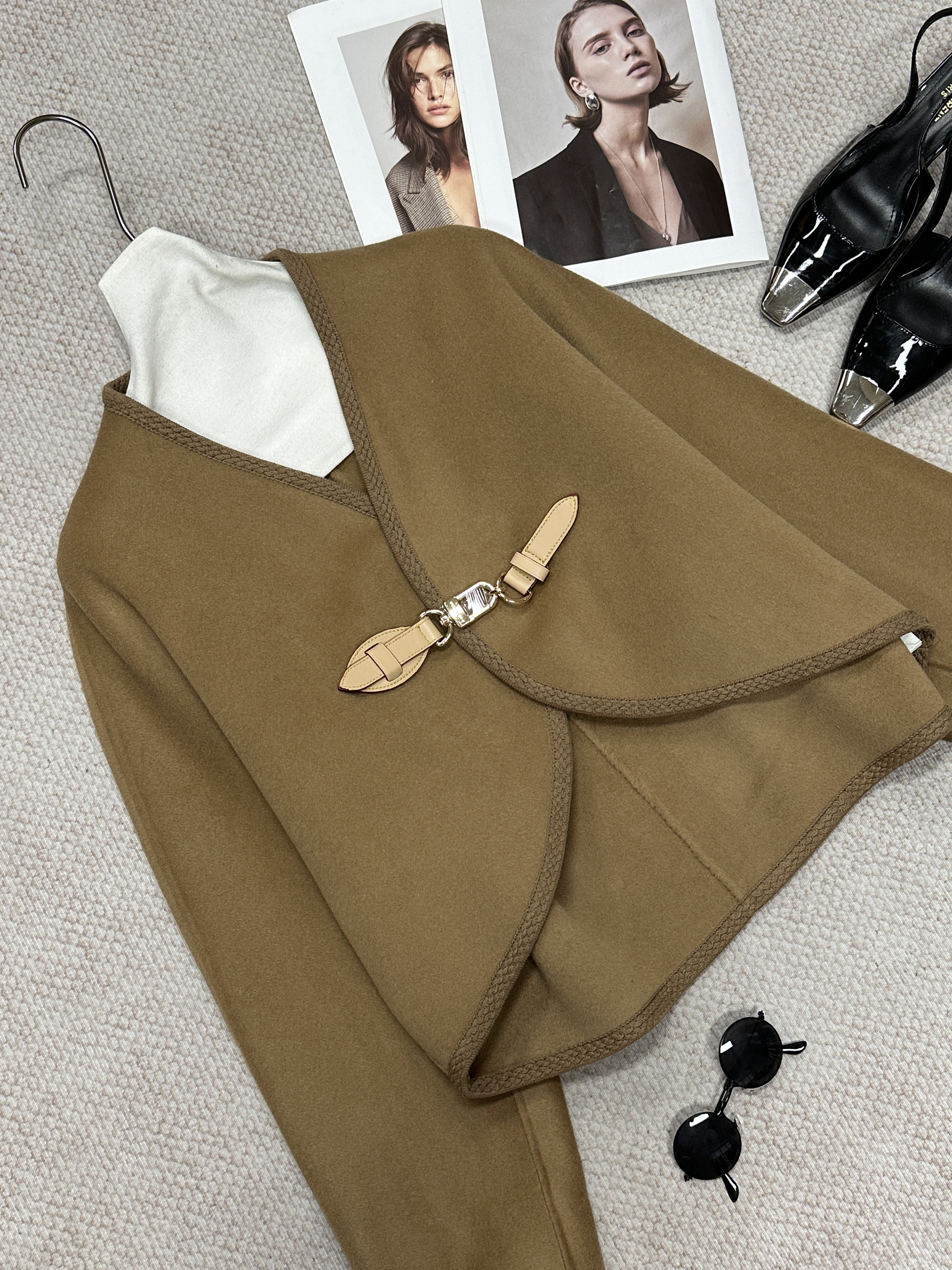 Autumn/Winter V-neck Double-faced Cashmere Cape with Leather Buckle