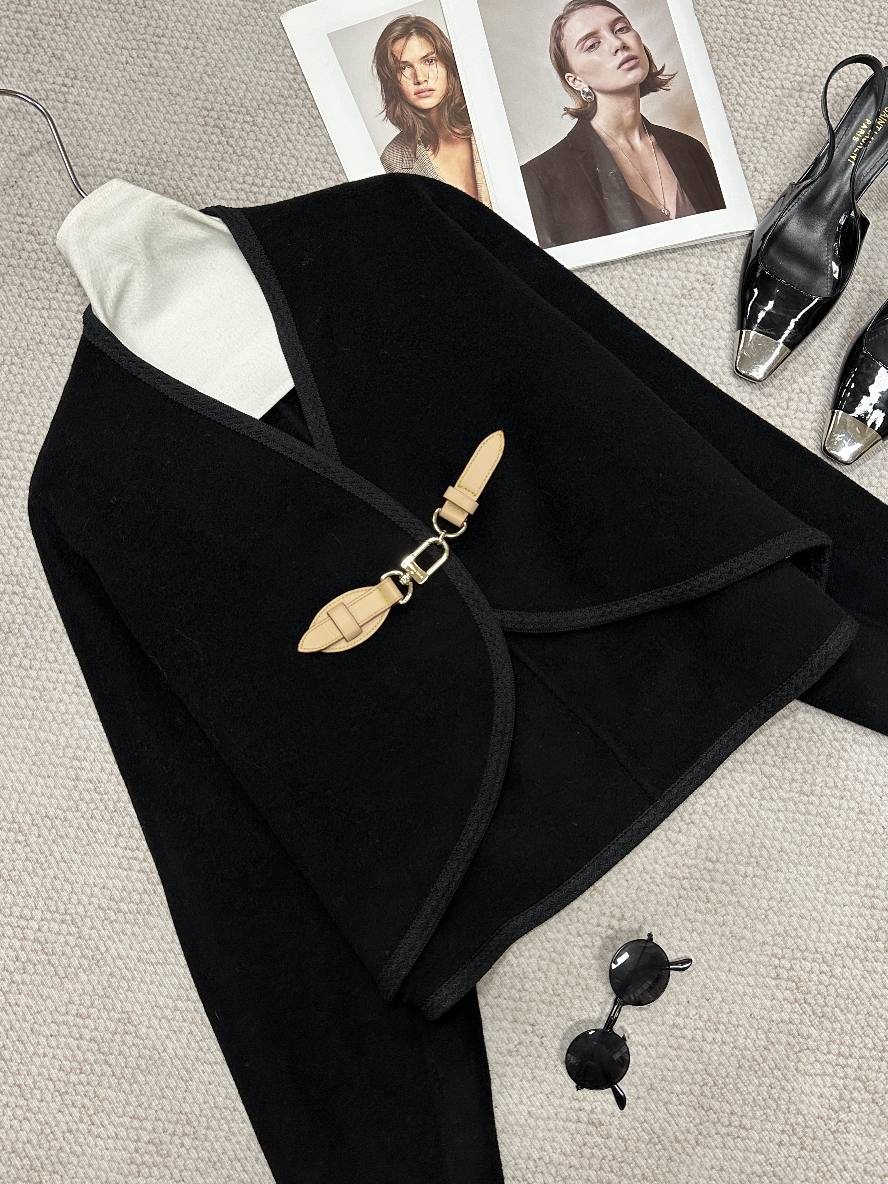 Autumn/Winter V-neck Double-faced Cashmere Cape with Leather Buckle