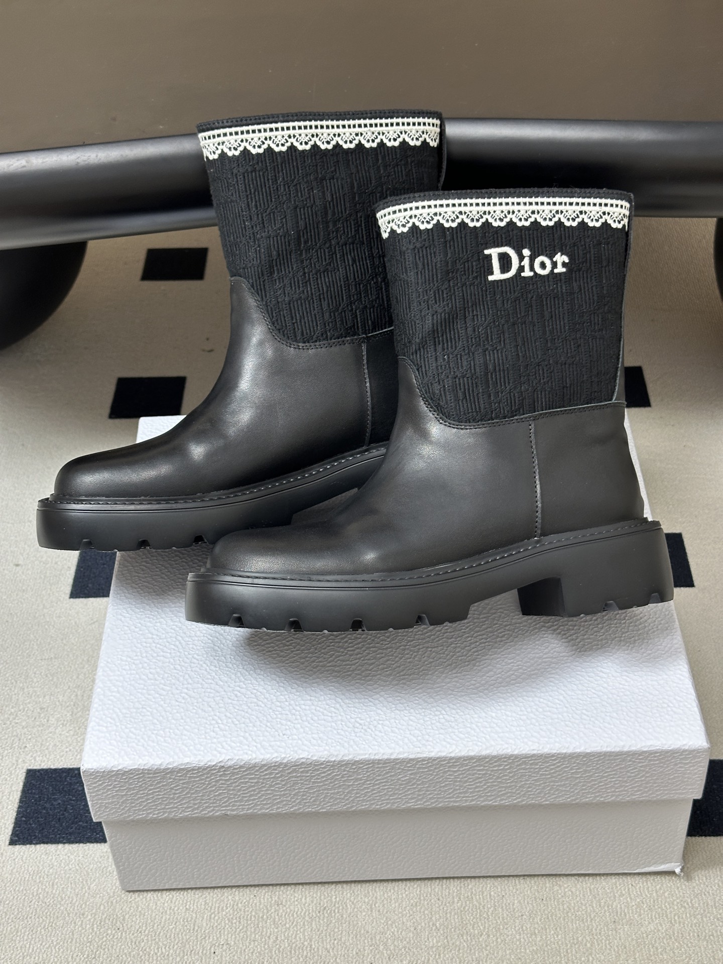 Ankle boots with a thick sole and metal chain detail 35-42