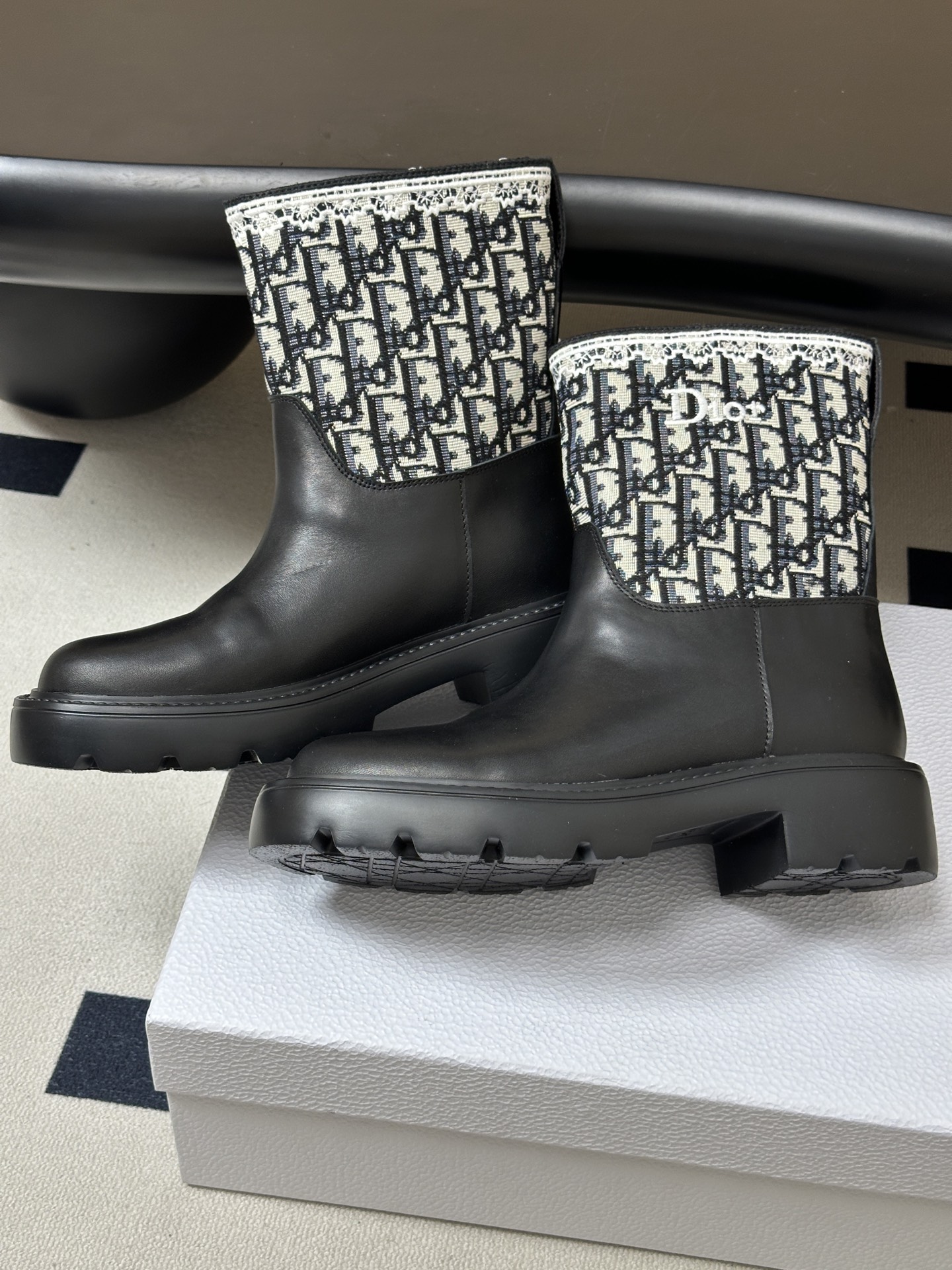 Ankle boots with a thick sole and metal chain detail 35-42