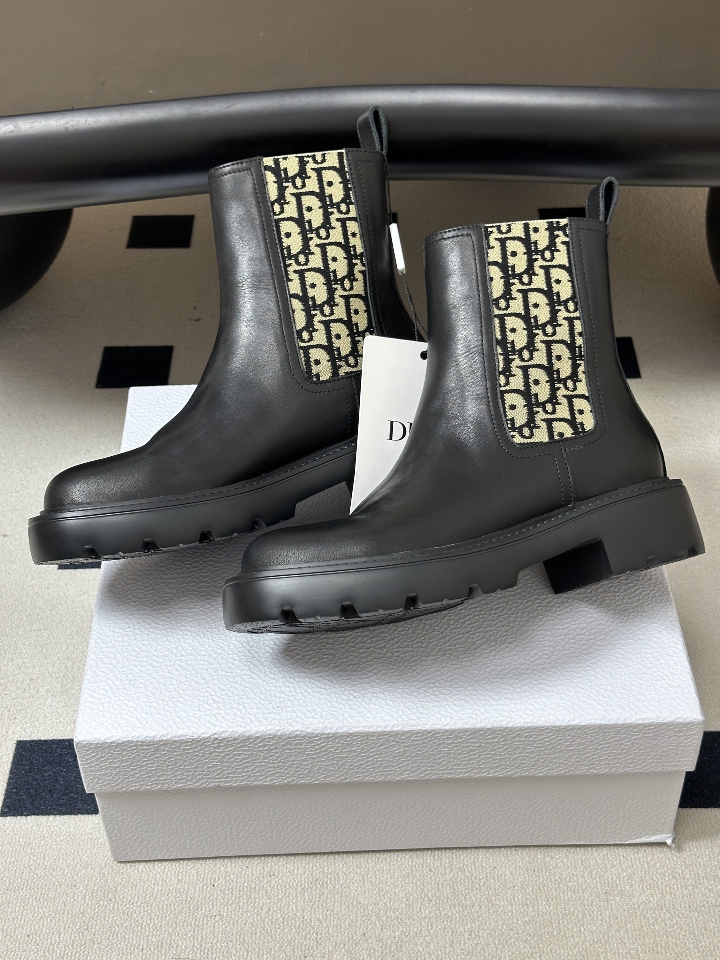 Ankle boots with a thick sole and metal chain detail 35-42