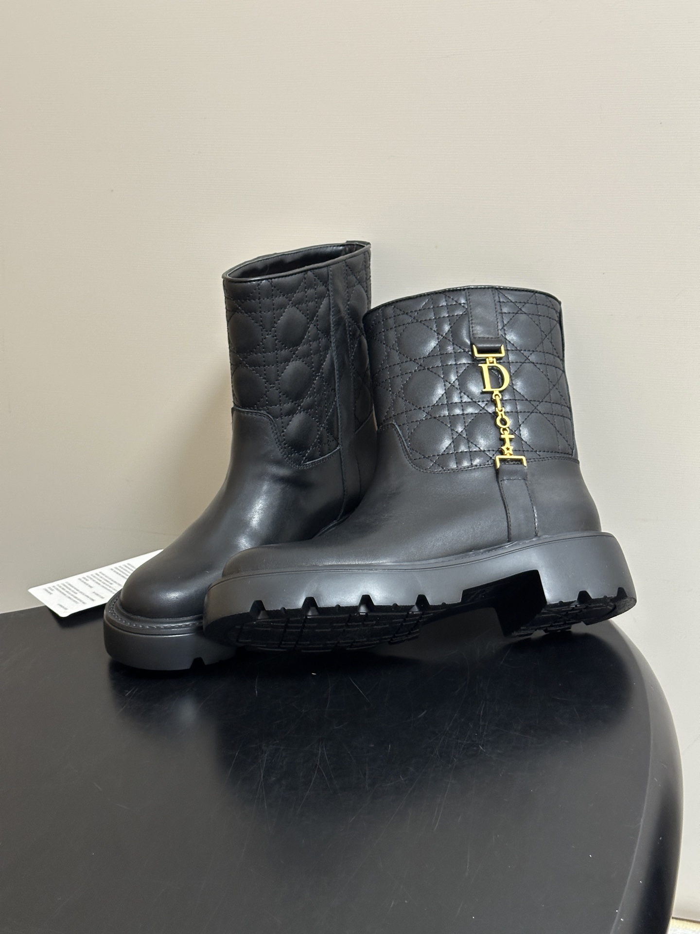 Ankle boots with a thick sole and metal chain detail 35-42