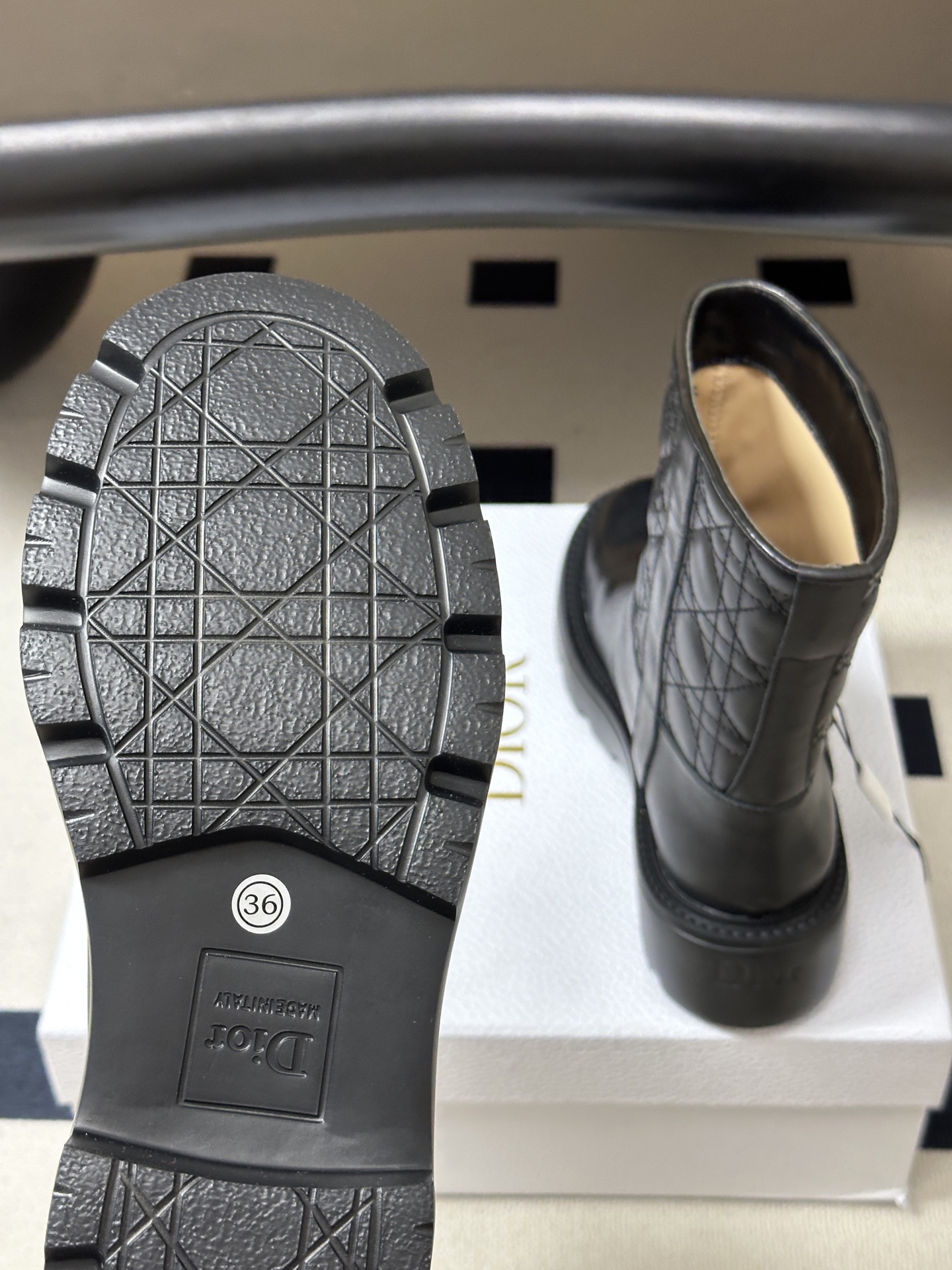 Ankle boots with a thick sole and metal chain detail 35-42