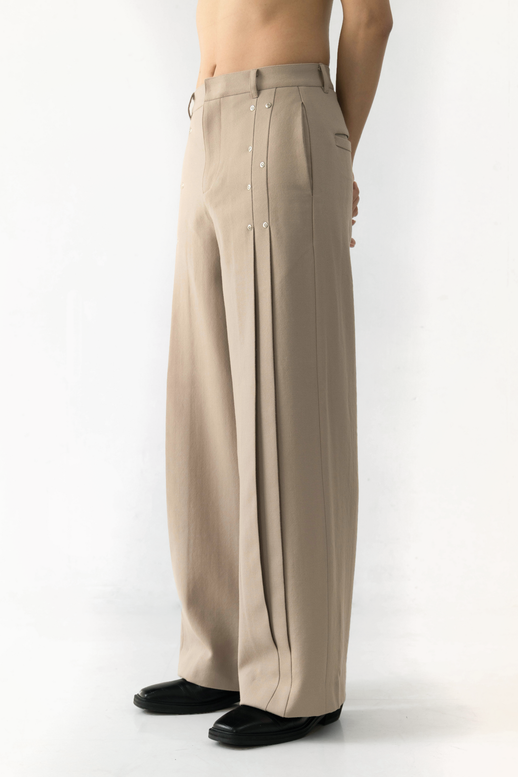 PLEATED RIVET PANTS