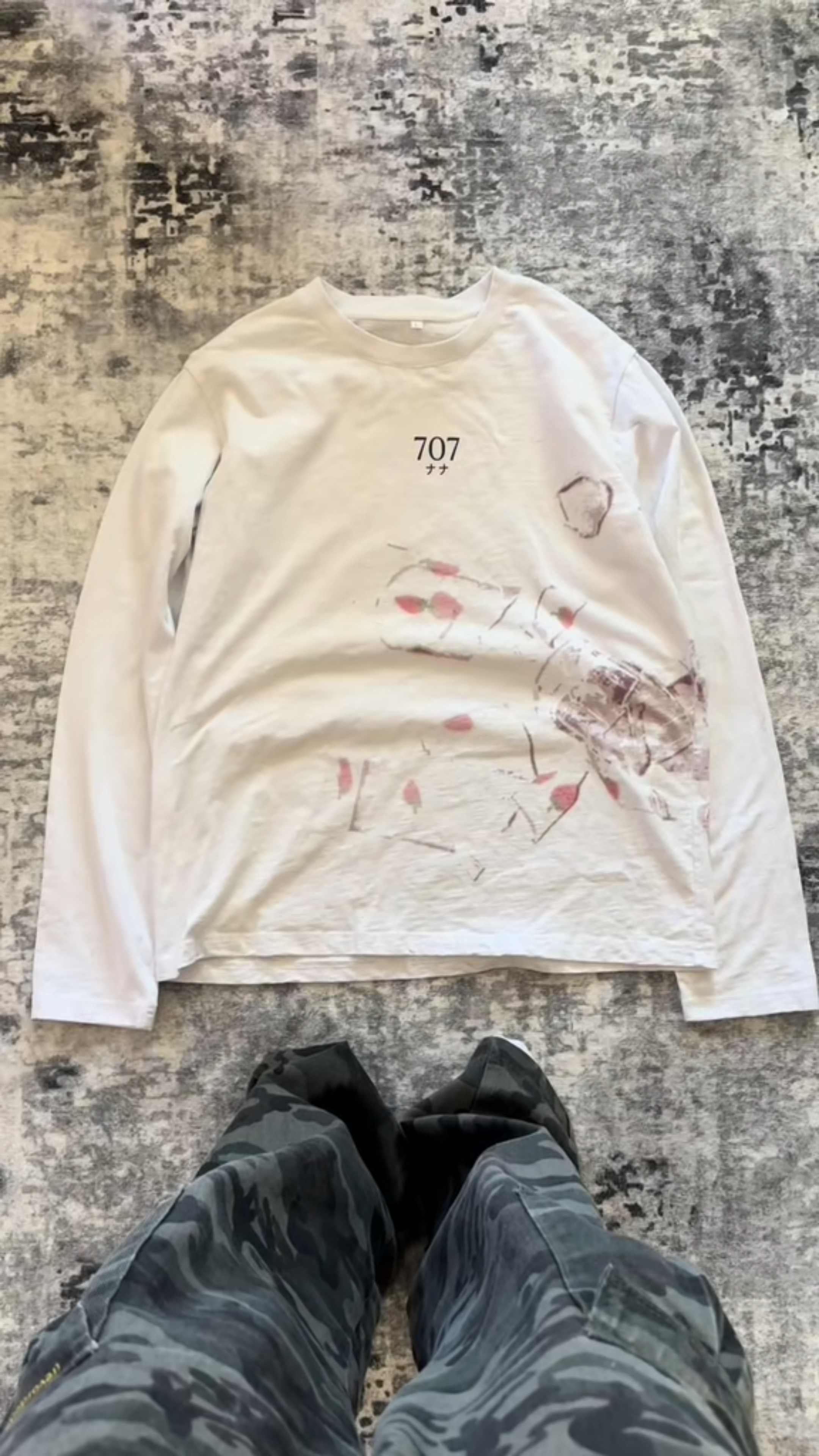 BROKEN STRAWBERRY GLASS LONGSLEEVE