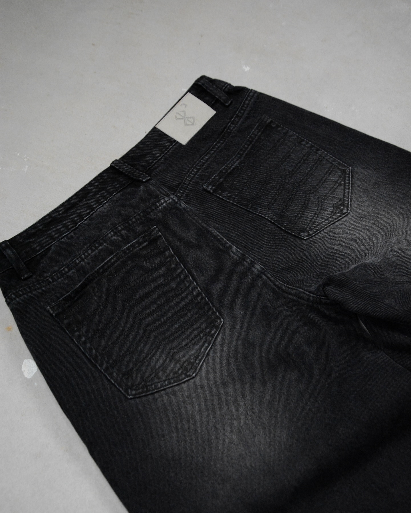 BLACK ARMOR JEANS