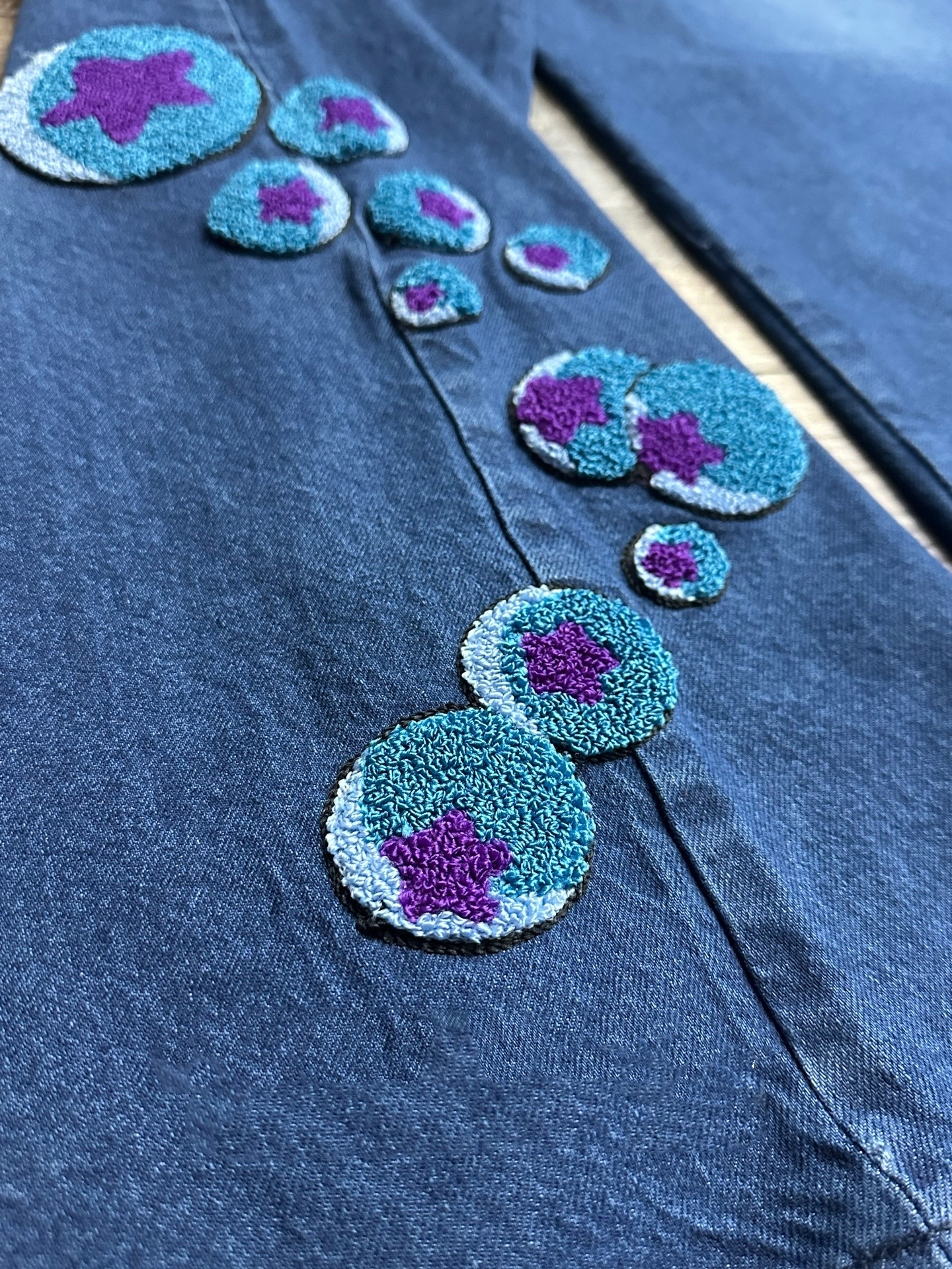 V2 SOFT ＆ WET EMBROIDERED JEANS
