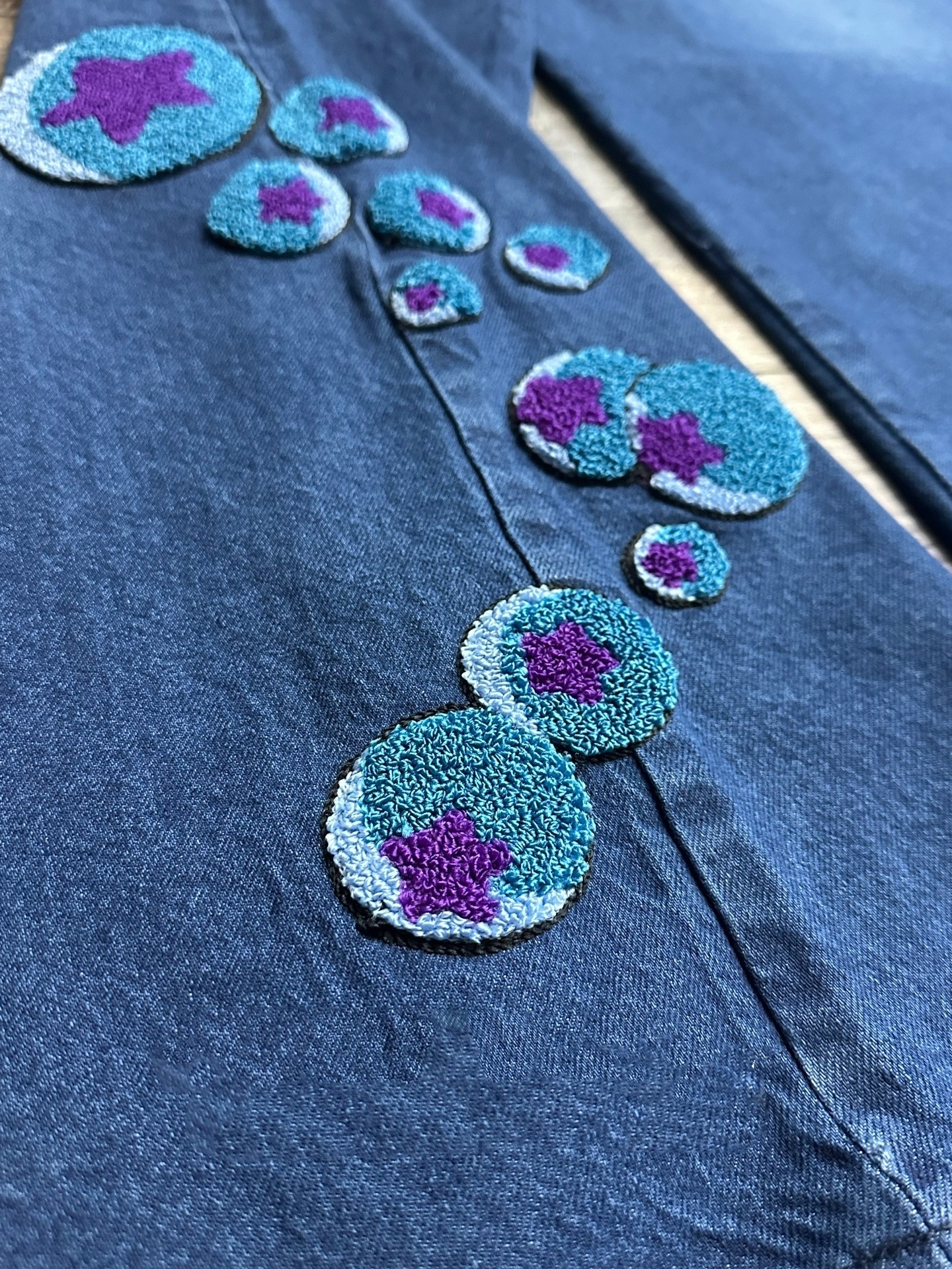 V2 SOFT ＆ WET EMBROIDERED JEANS