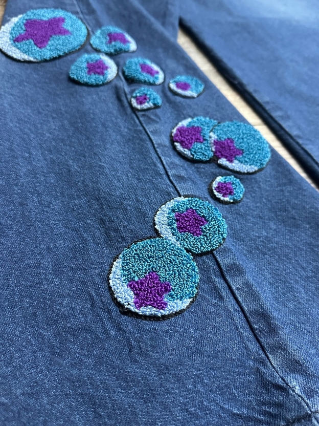 V2 SOFT ＆ WET EMBROIDERED JEANS