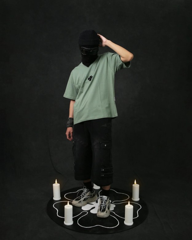 YUNO FOUR CLOVER TEE