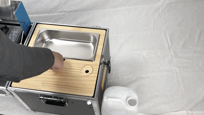 cocina de campamento con agua corriente