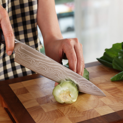 Hecef 8-Inch Chef Knife with Japanese Damascus Pattern Sharp Non-stick Ergonomic Wood Handle