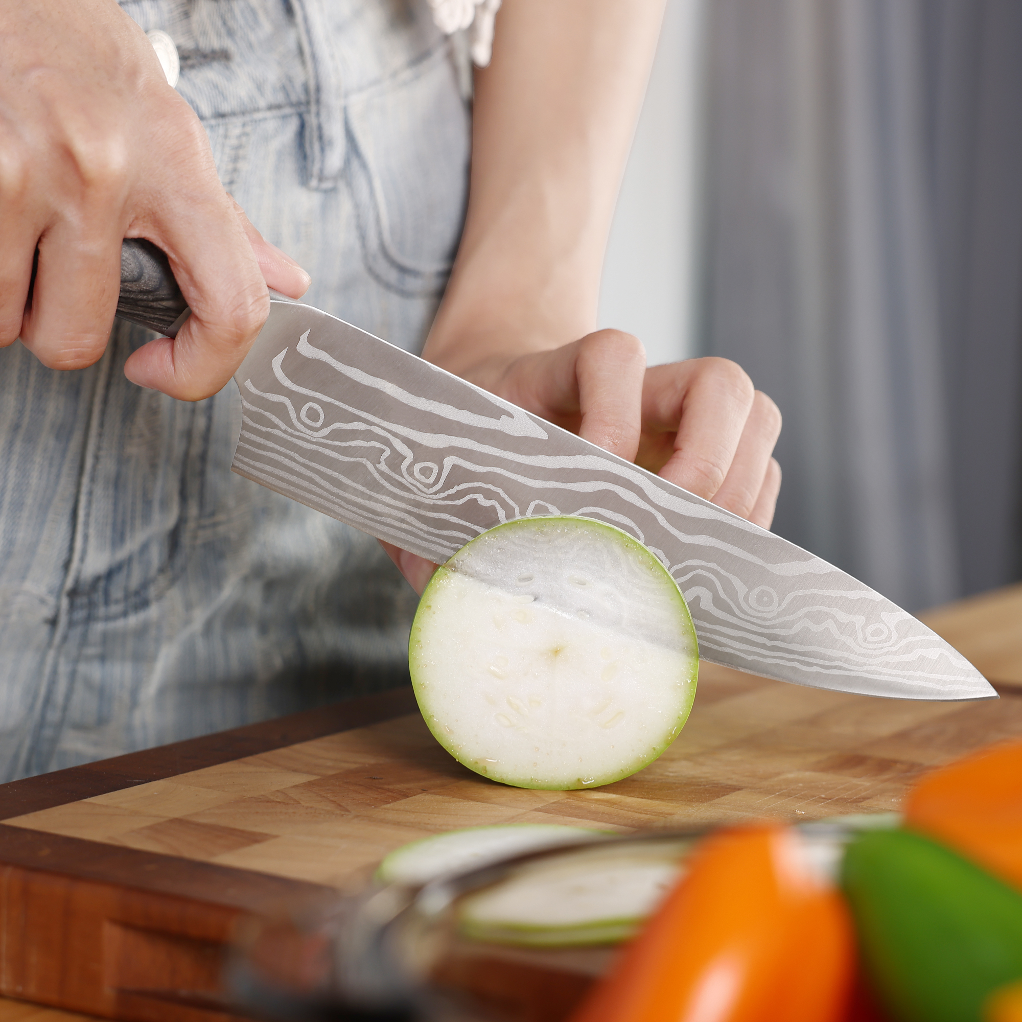 Hecef 8-Inch Chef Knife with Japanese Damascus Pattern and Ergonomic Wood Handle